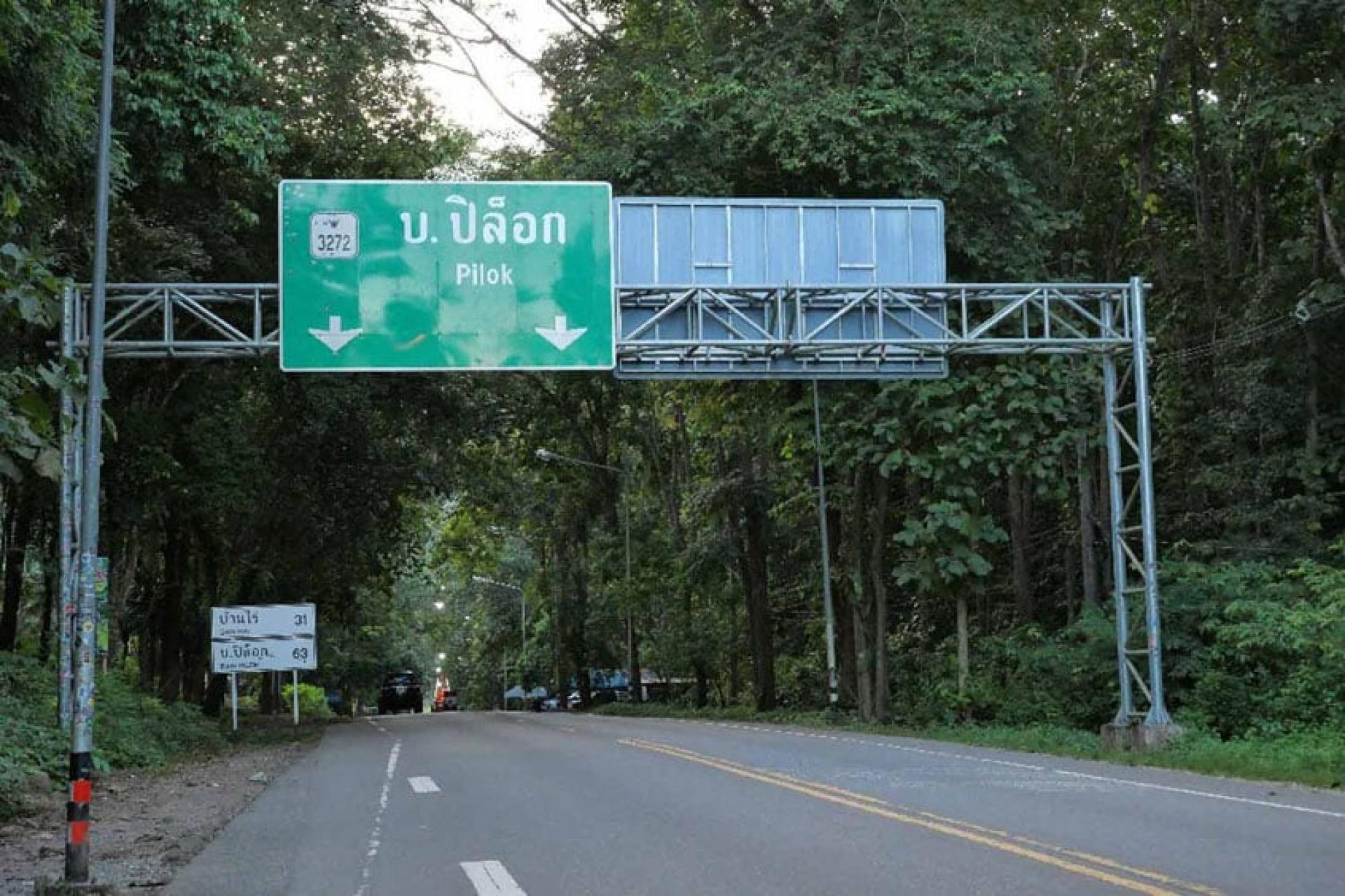 游客在路牌上也粘贴纸。