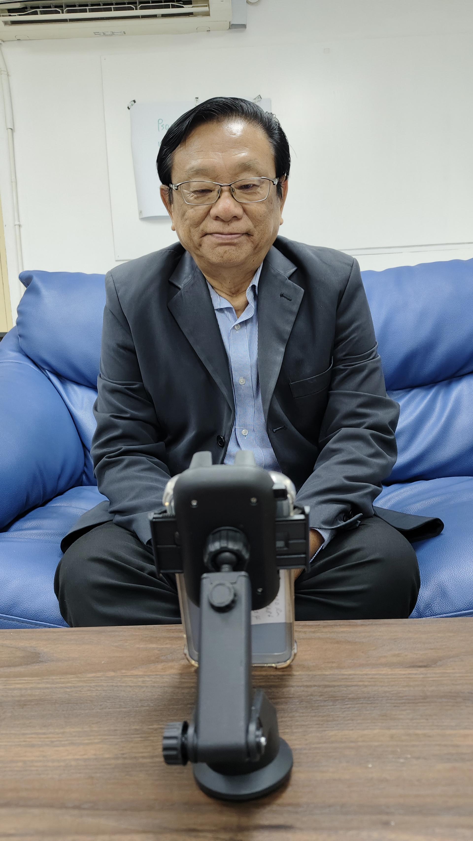 美里区前国会议员张有庆透过线上视讯，聆听高庭对其起诉大华银行案件的判决。