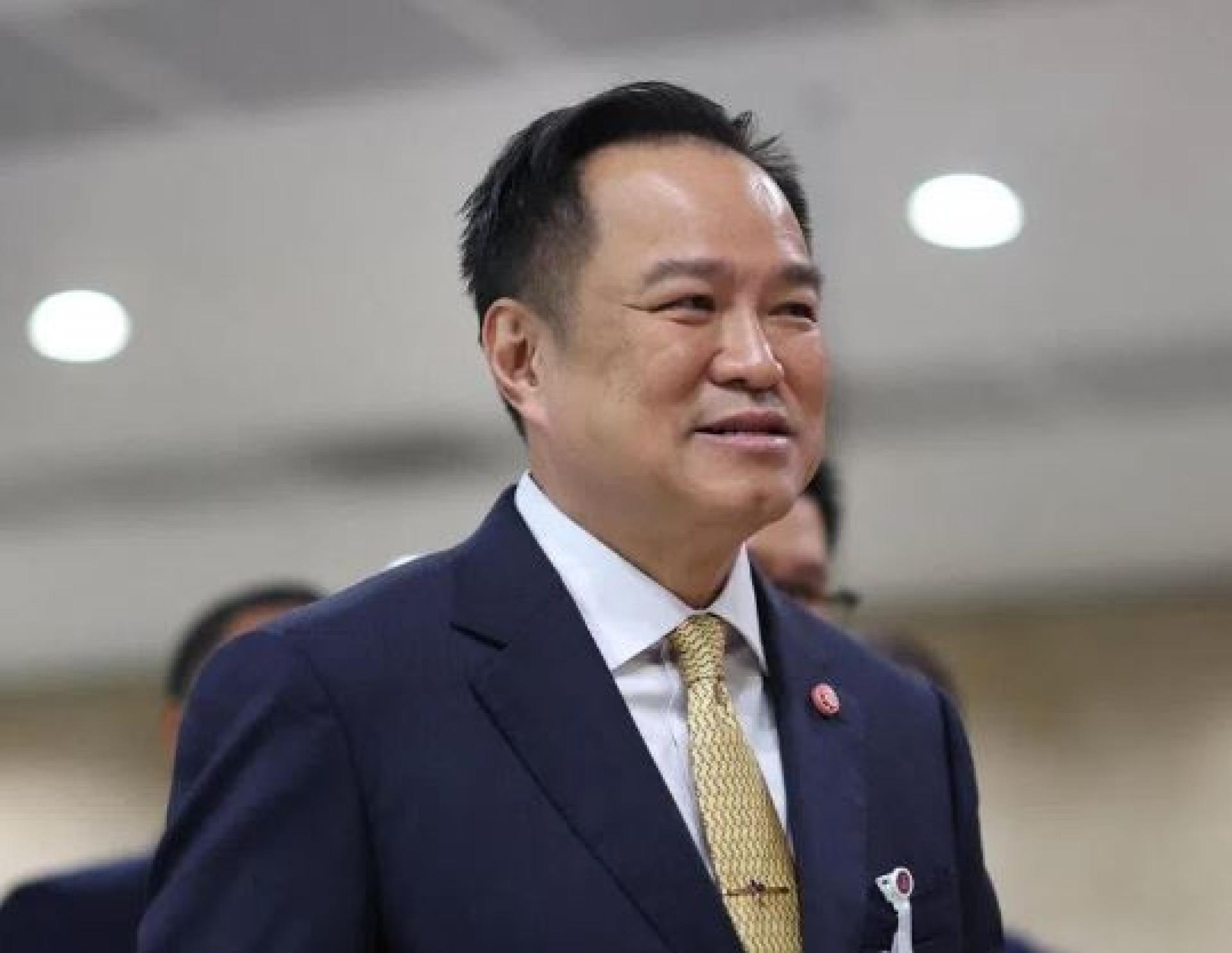 泰国首相阿努廷（中）在曼谷向媒体说明泰柬边境局势时证实，已收到美国总统特朗普来函，盼两国通过谈判化解冲突。
