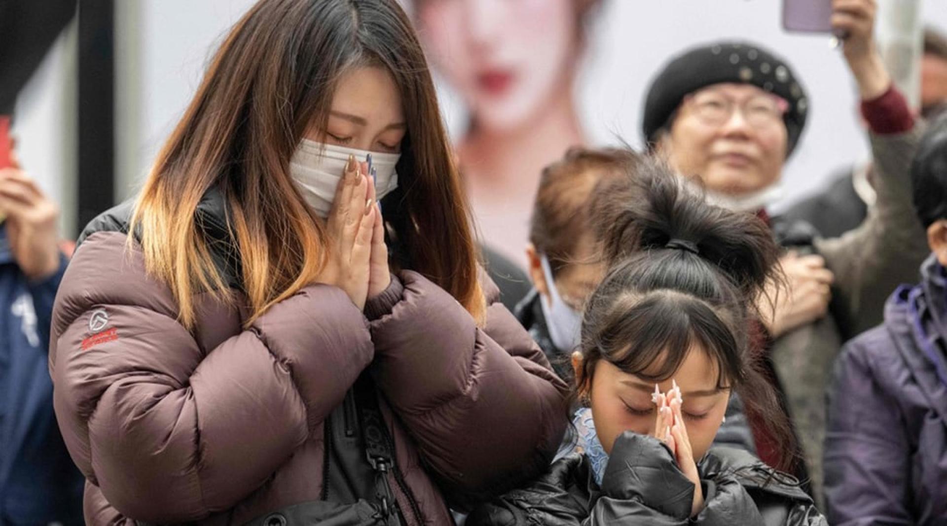 今年3月11日，在震灾发生的下午2时46分，东京银座民众合什默哀。