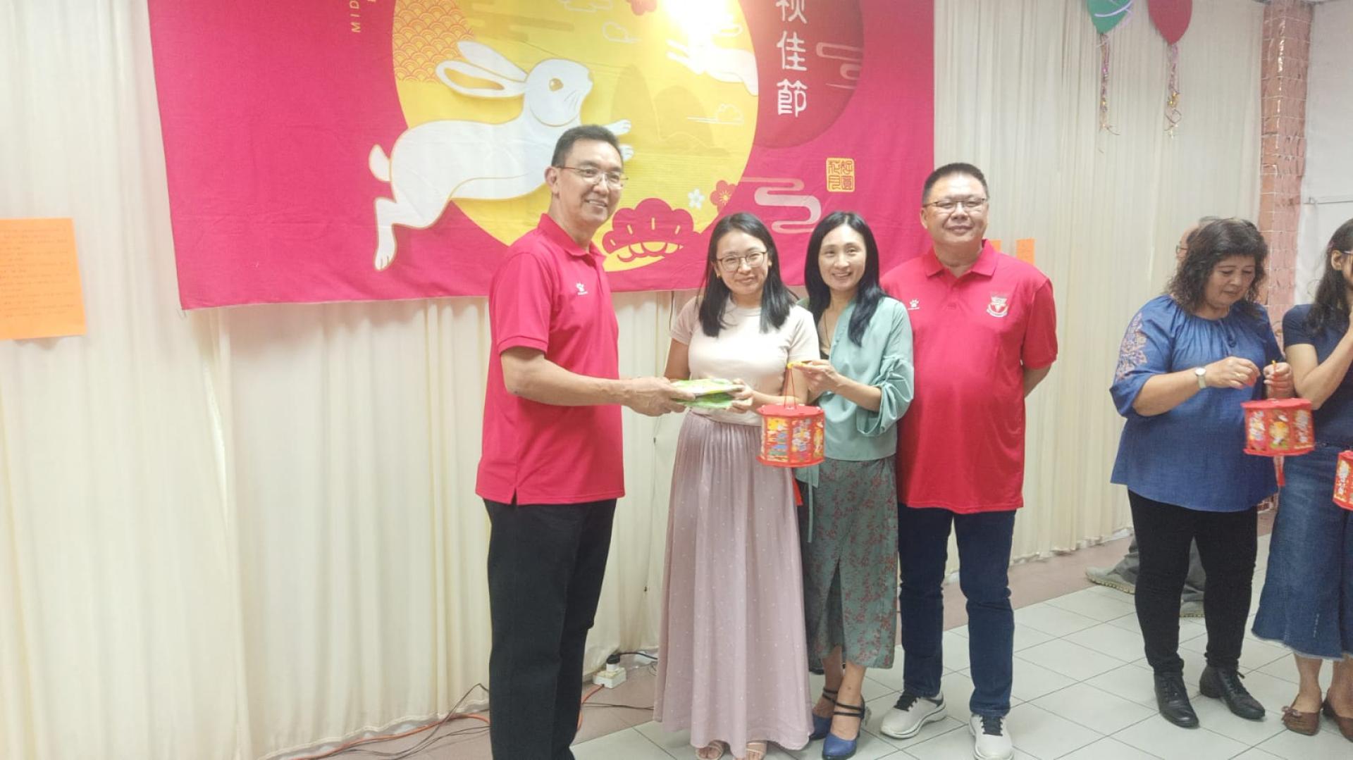 汶中校友会会长林伟发颁奖予安装灯笼比赛优胜者