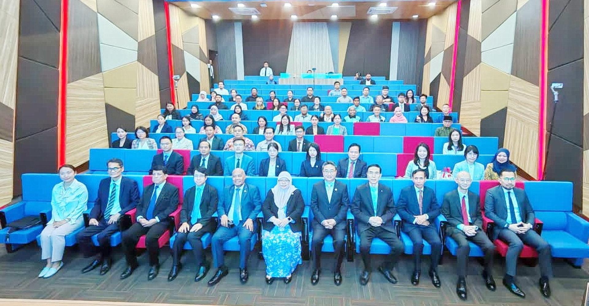 出席东盟成员国汉语培训与能力建设研修班者合影。
