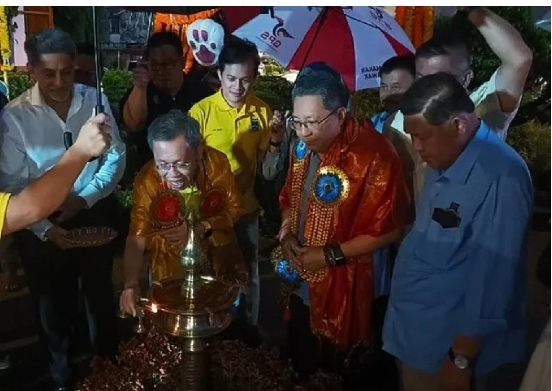 砂副总理拿督阿玛沈桂贤（左2）在南市市长拿督黄鸿圣（右2）及其他领袖等人的陪同下，为大白猫主持亮灯仪式。