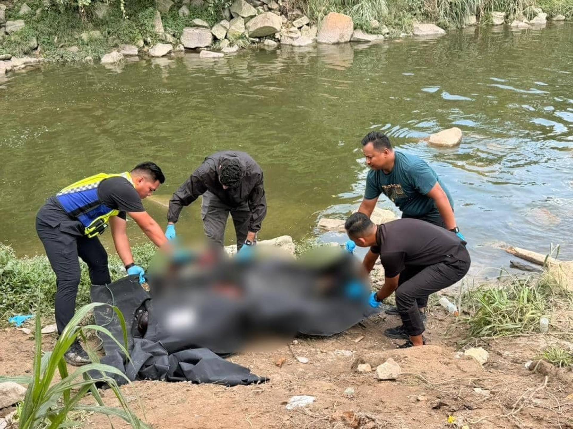 警方等人协助把死者遗体移到岸边。（警方供图）