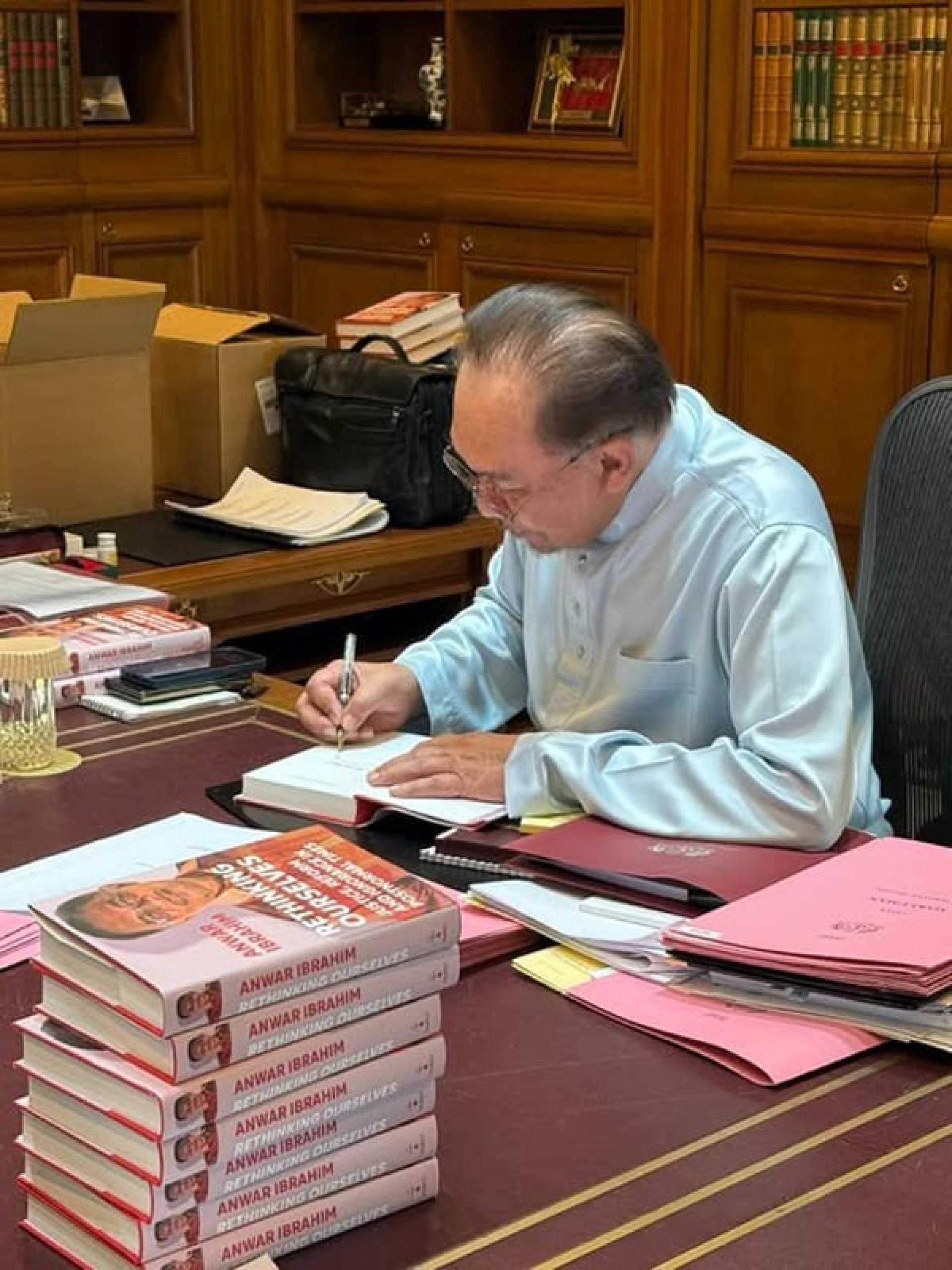 安华为本身的最新著作《重新思考我们自己：后常态时代中的正义、改革与无知》签下大名。