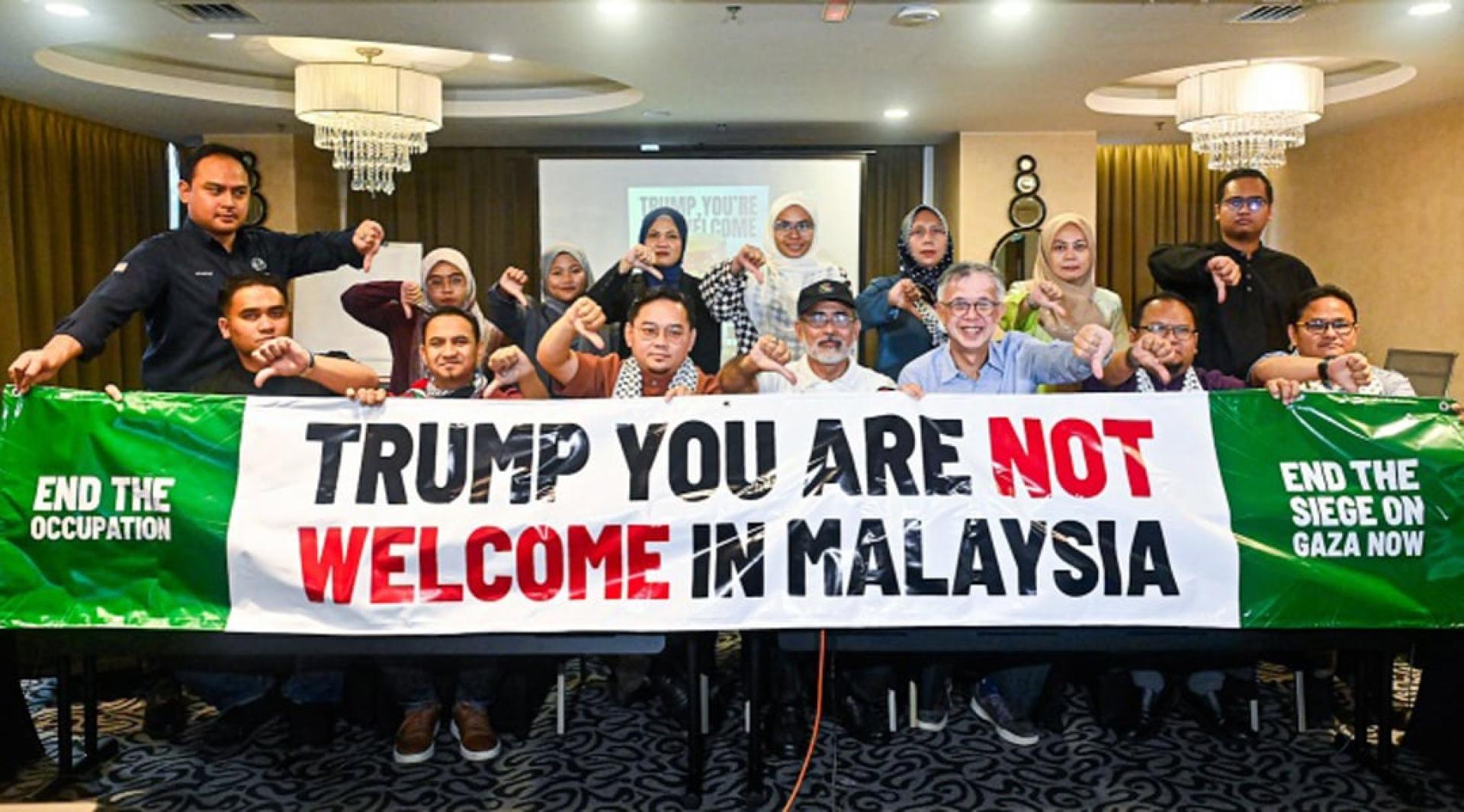 阿末法米（坐者左3起）、纳扎礼和蔡添强等人，号召民众出席抗议特朗普来马的集会。