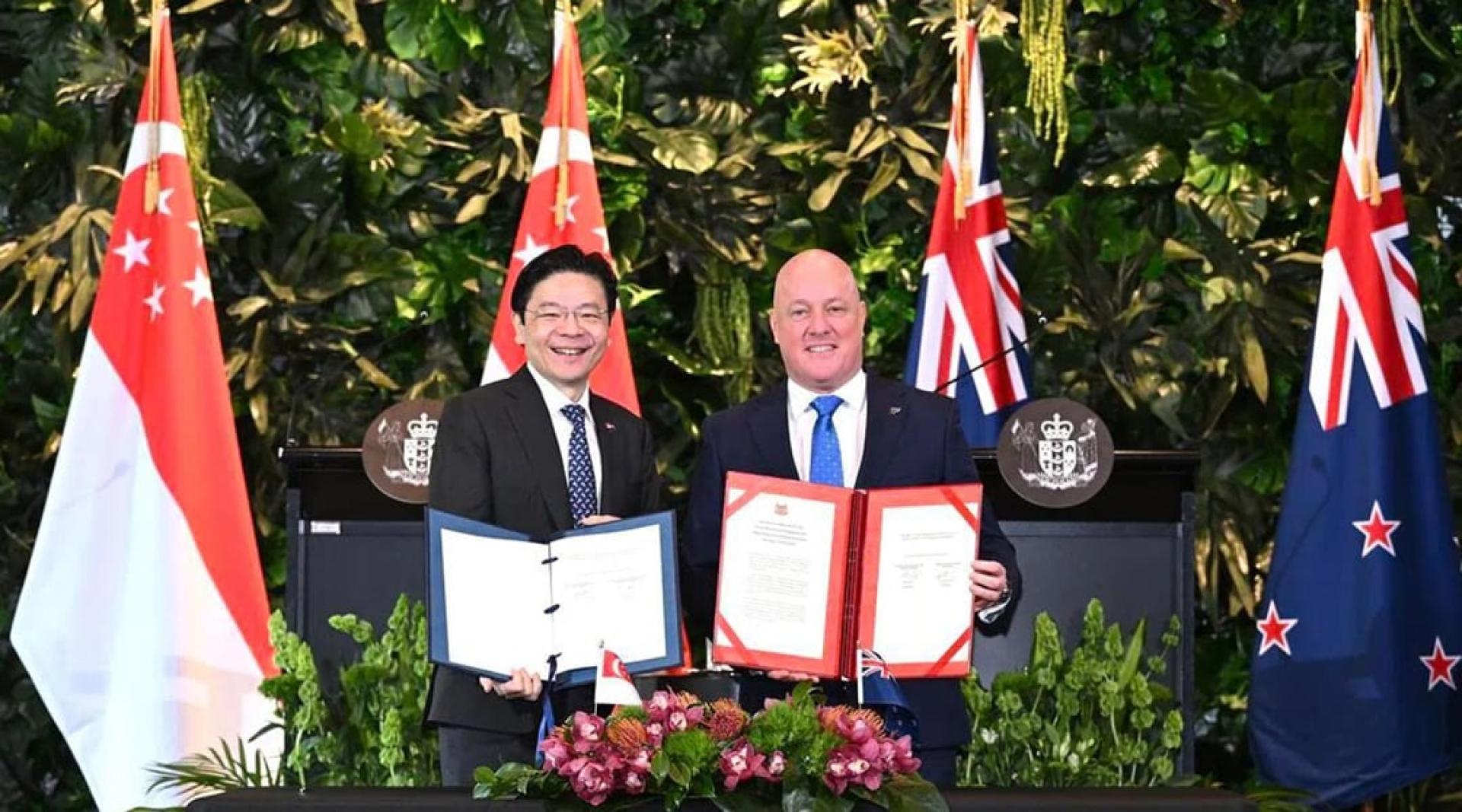 新加坡总理黄循财（左），星期五与纽西兰总理拉克森（右），签署联合愿景声明，携手启动新加坡—纽西兰全面战略伙伴关系。