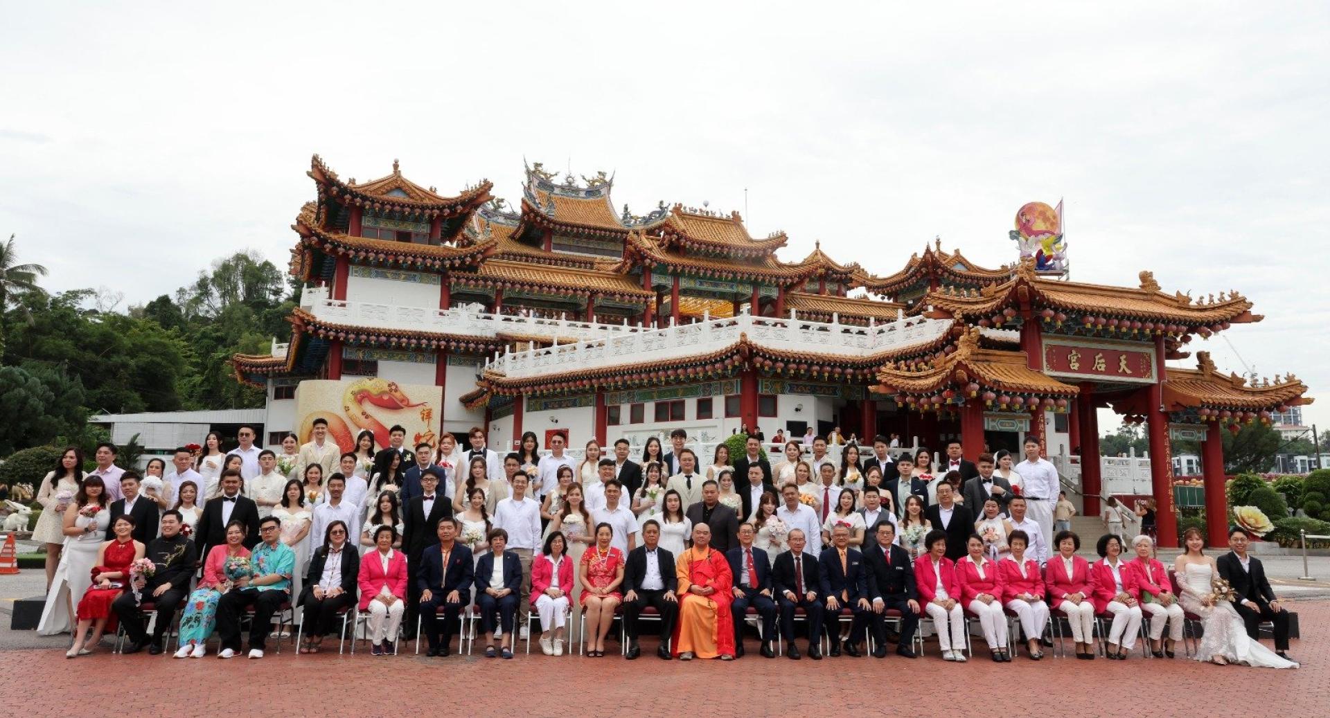 39对佛教徒新人齐聚天后宫外大合照，完成集体佛化婚姻注册仪式，场面壮观。