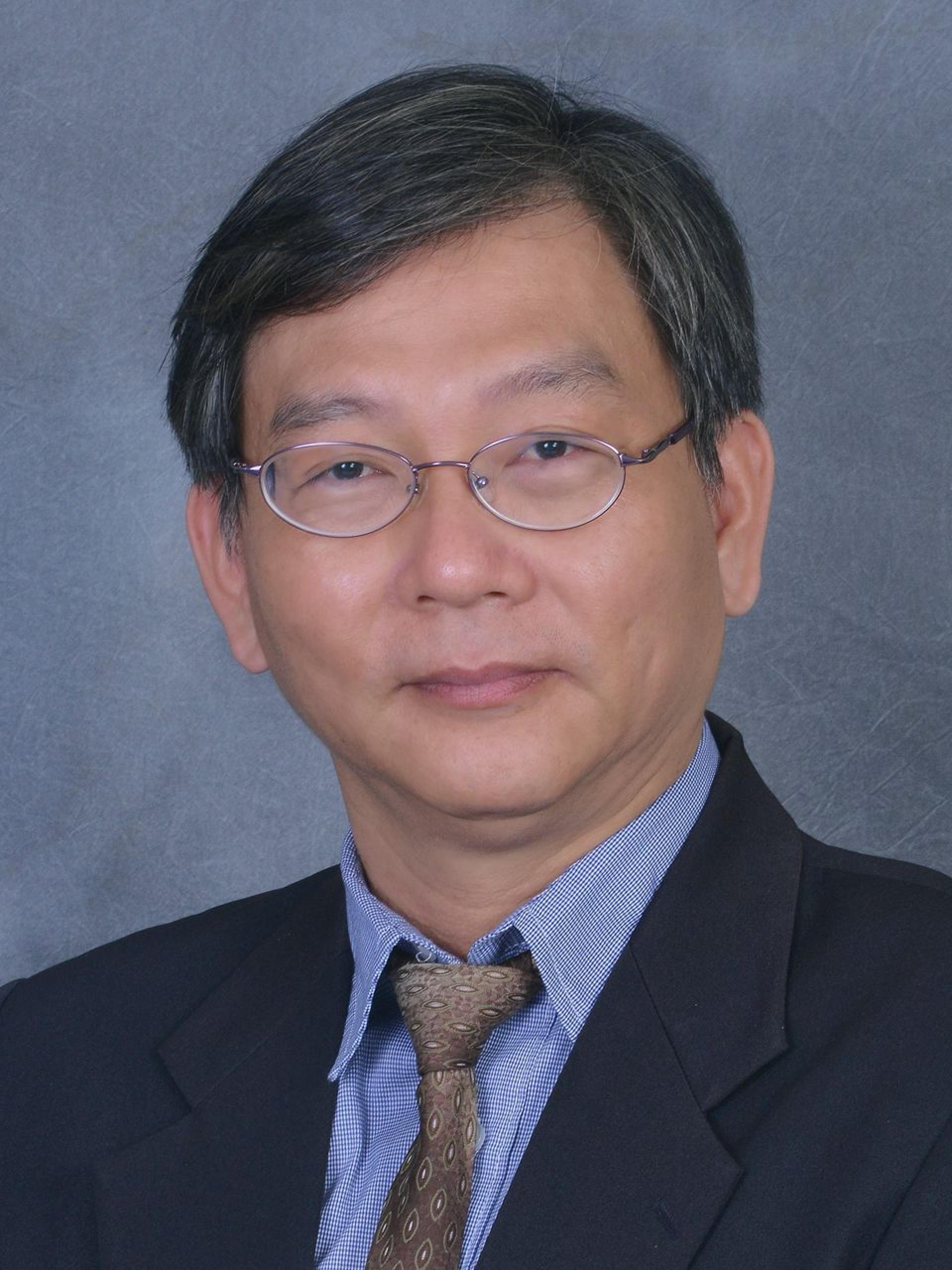 郭建忠在砂元首敦丕显斯里旺朱乃迪79岁华诞庆典中,获颁犀鸟之星丞官奖章(PBK),以表扬他多年来在公共事务、教育及社会服务领域的贡献。