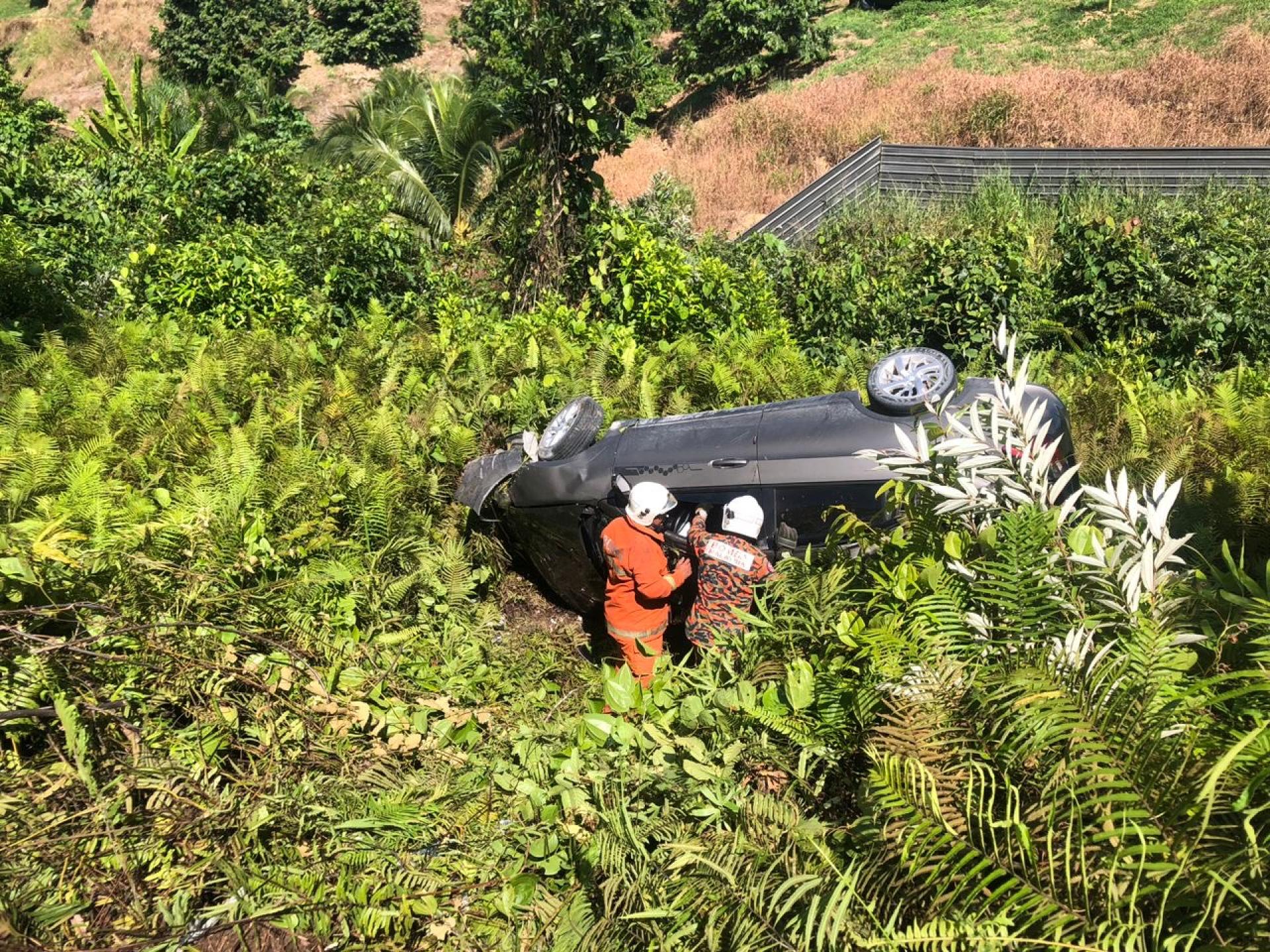 一辆国产宝腾轿车今午在峇都尼亚万弄通往吴氏岔路路段失控坠入约15公尺深山沟。
