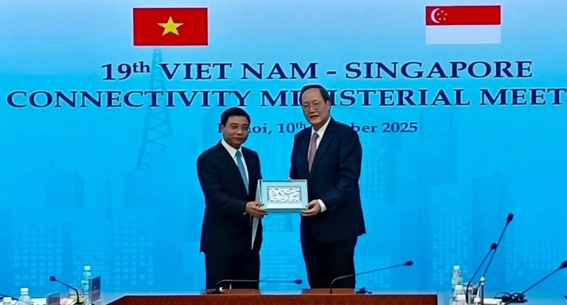 新加坡主管能源与科技事务的人力部长陈诗龙医生（右）与越南财政部长阮文胜（左），星期五（10月10日）在越南河内共同主持第19届“新加坡—越南联系部长级会议”。