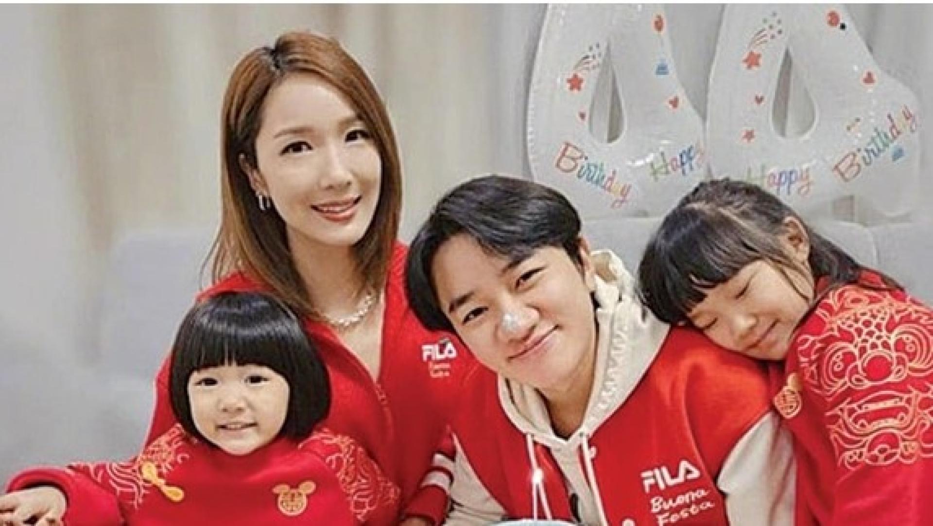 王祖蓝一家四口幸福美满。