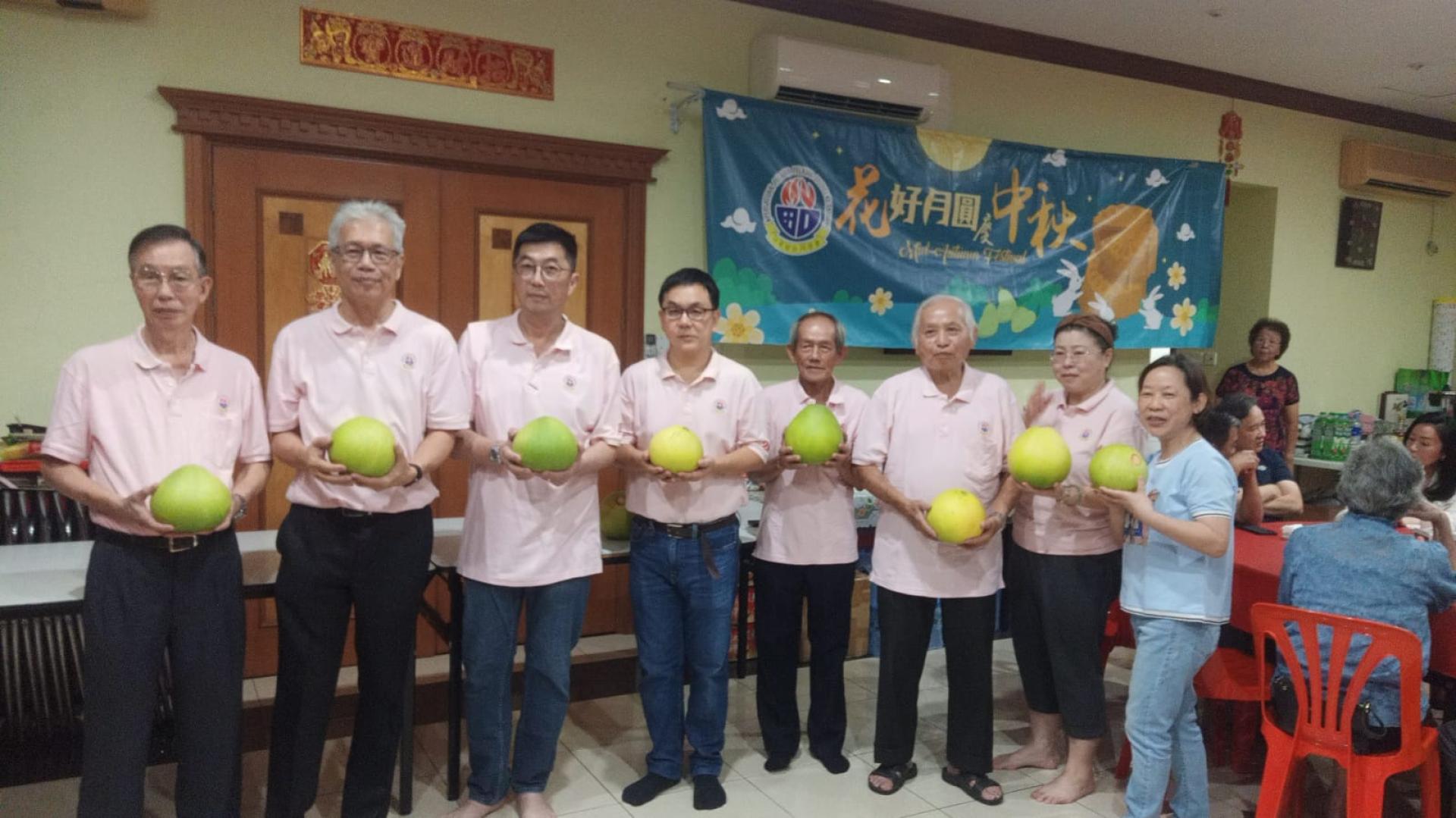 汶莱留台同学会会会长罗万义、副会长陈富荣、庄启德与该会理事合影