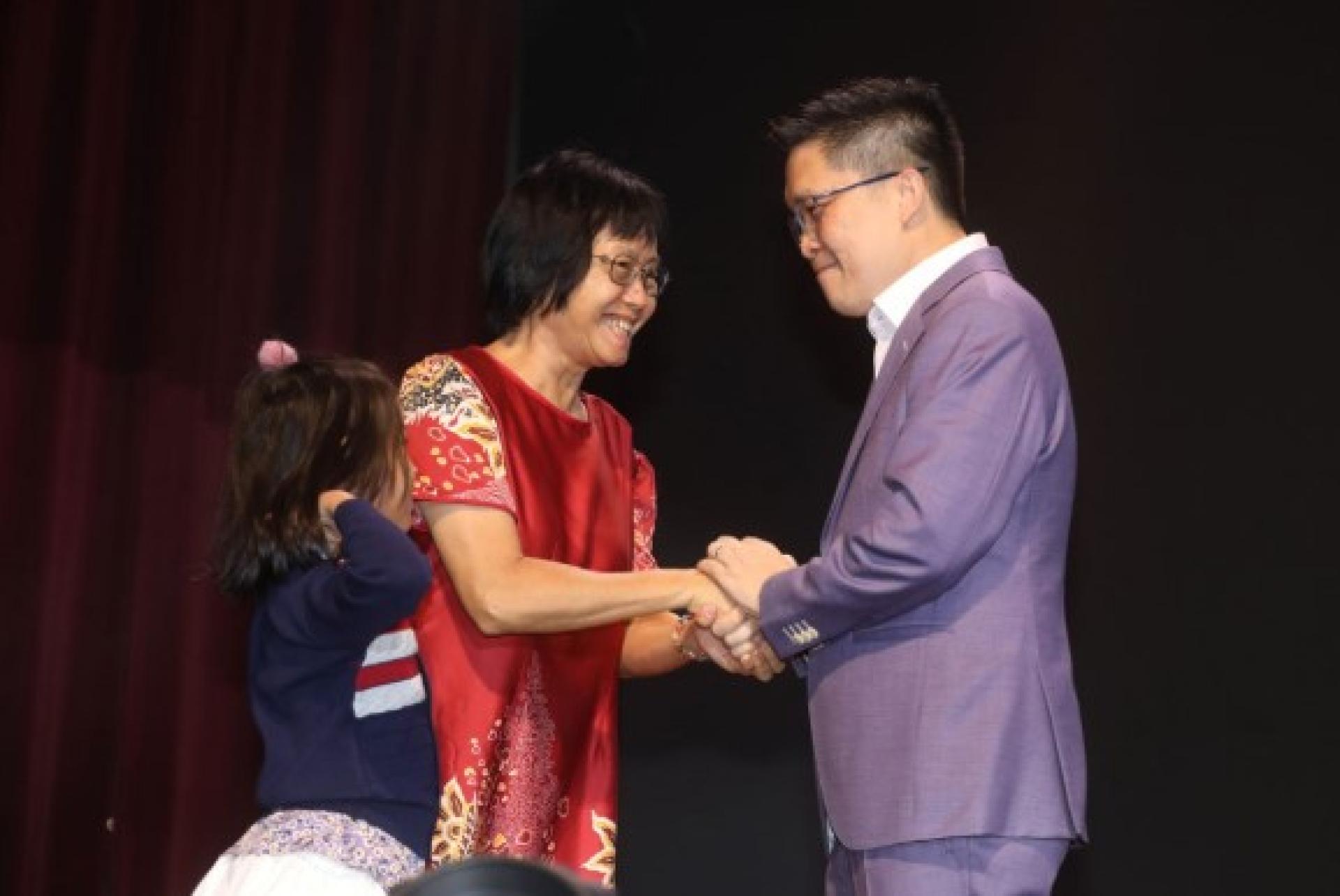 许金凤（左2起）带同孙女来到颁奖礼现场并接受黄家和的致谢，感激她为”华小一间都不能少“的奉献精神。