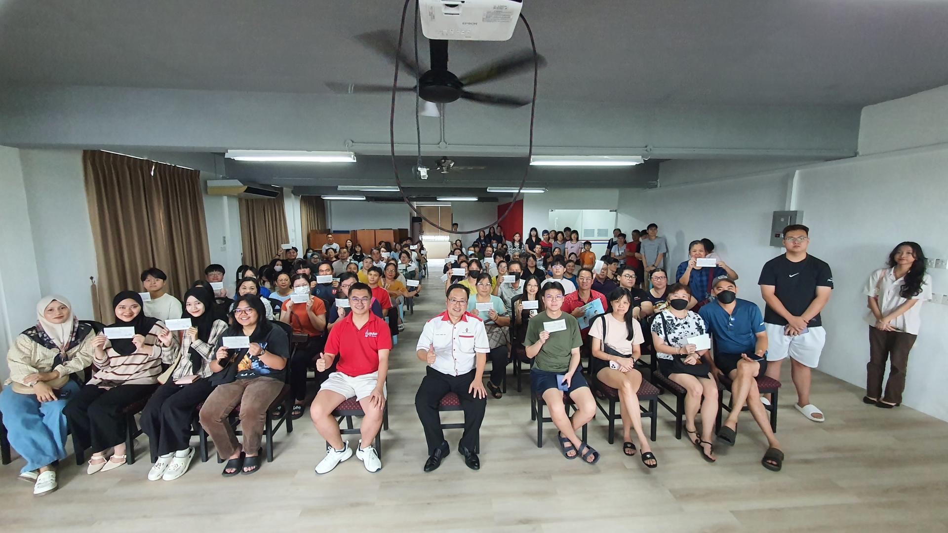 张健仁（前排坐者右5）与所有受惠的学子及家属们合影。前排坐者左5为张健仁特别助理苏天仁。