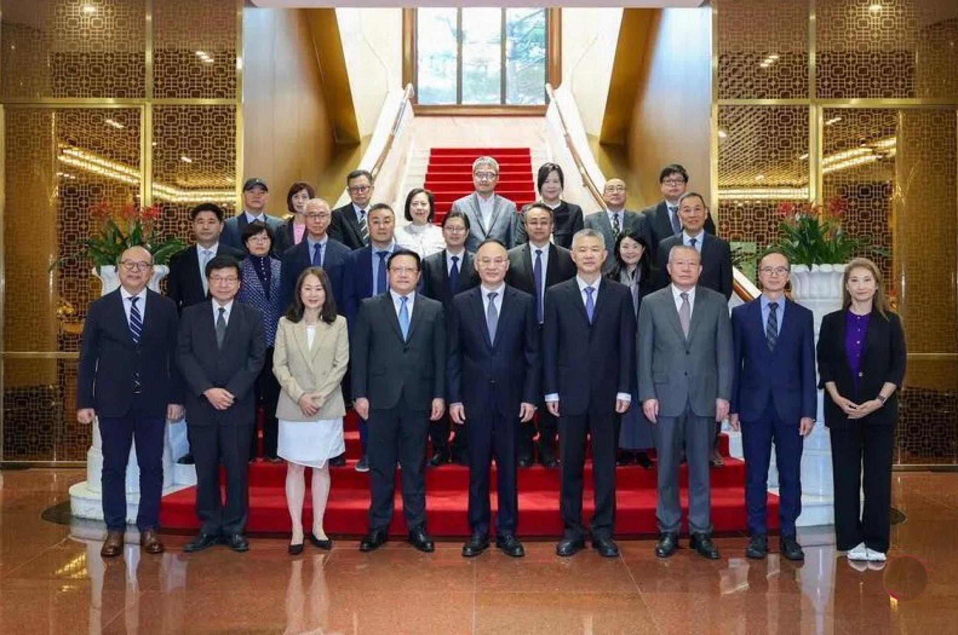 港澳办副主任农融（前排左5）星期天（10月12日）在北京会见香港传媒高层大陆参访团一行，新任中联办副主任孙尚武（前排右四）、港澳办七局局长曾健（中排左五）、副局长徐露颖（中排左二）及香港中联办宣传文体部副部长李曙光（中排右3）陪同会见。