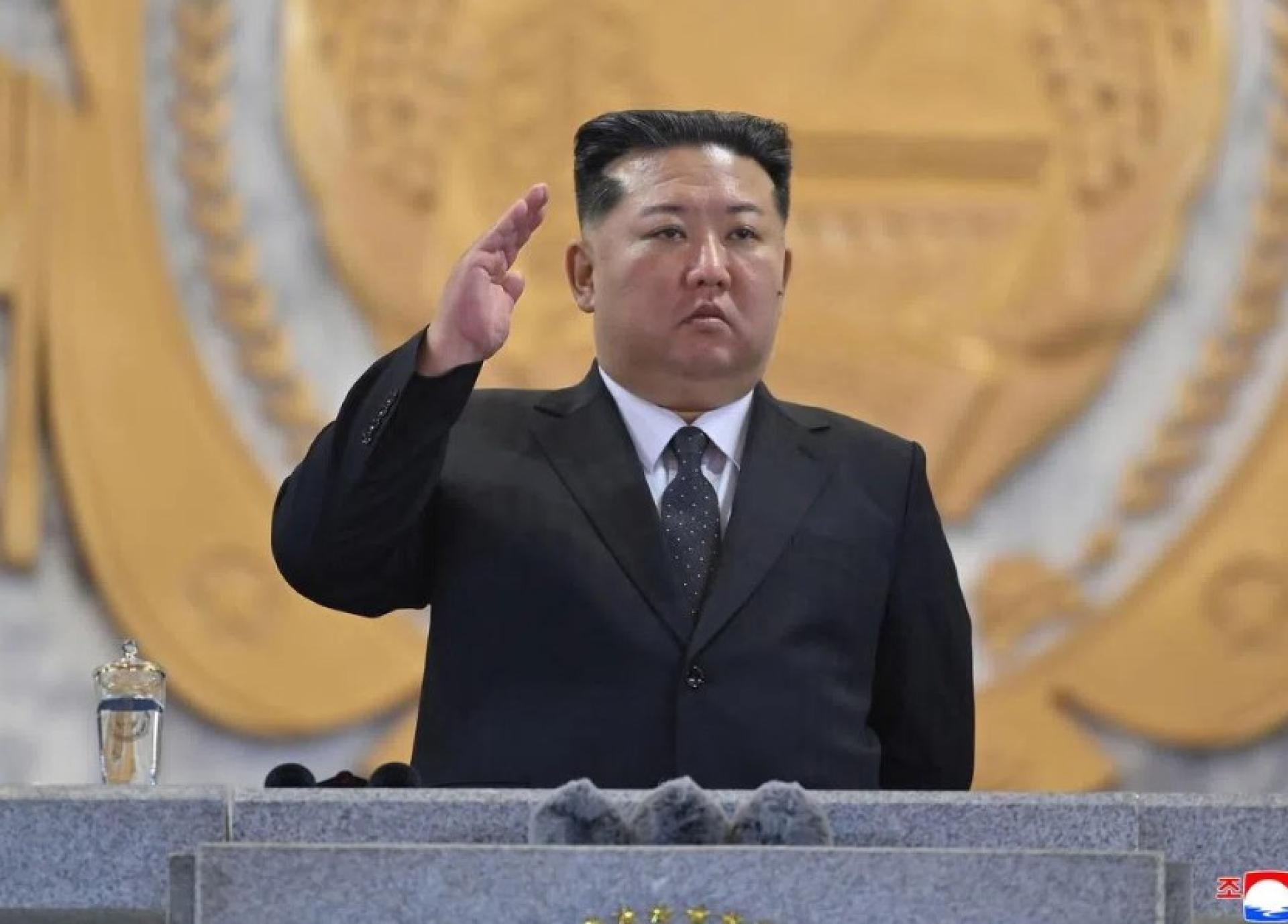 金正恩10月12日说，建党80周年活动期间天气条件不好，但所有人仍完美地完成了自己的任务，他对此表示感谢。 （档案照片）