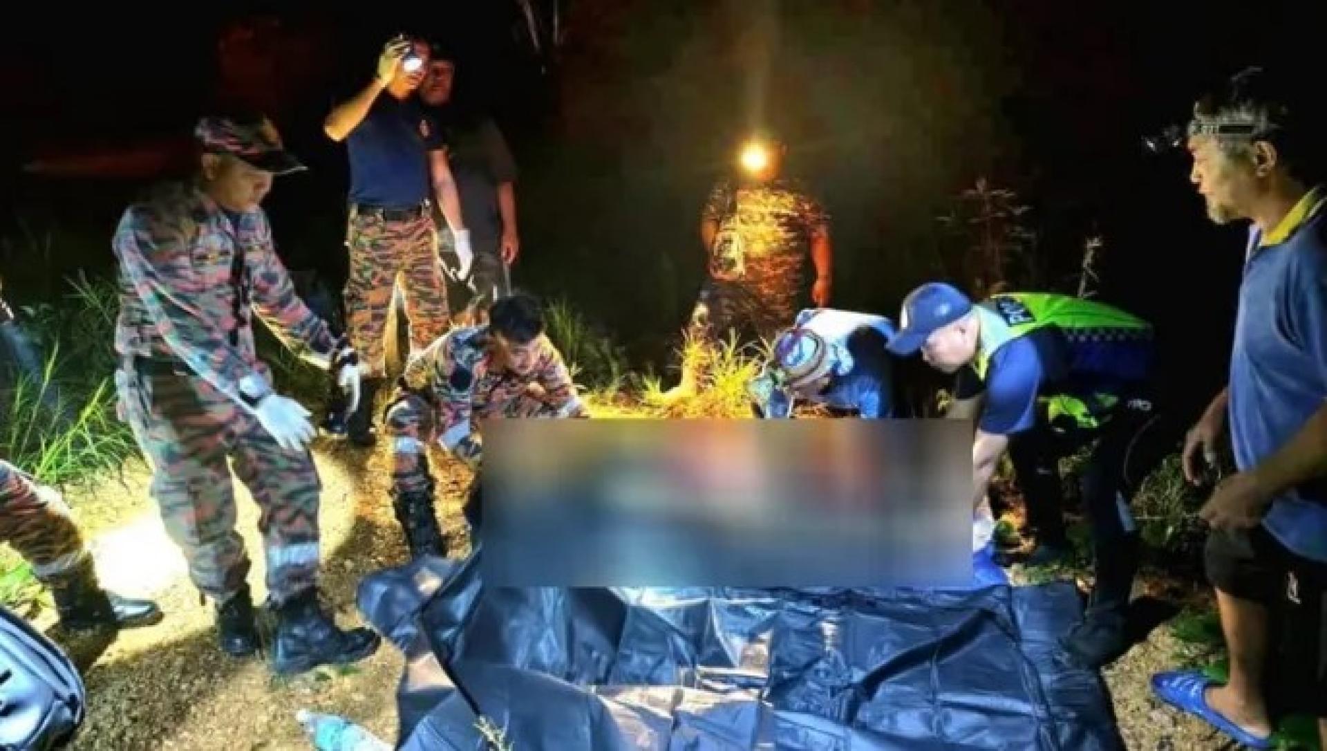 警方与消防员于2025年10月13日，在加拿逸利卜士路一带抬运遗体送往加拿逸医院。