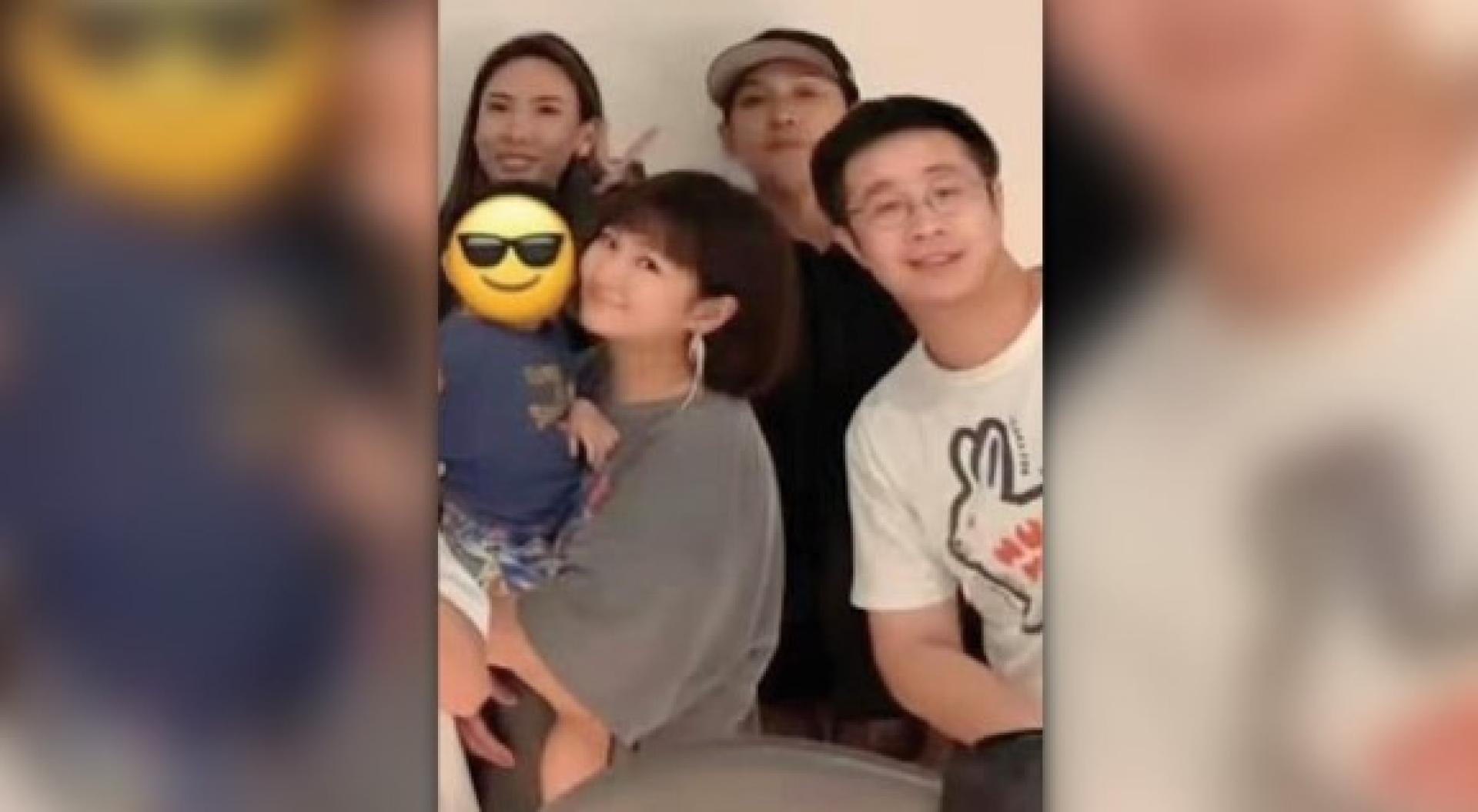 Selina（前中）抱着儿子小腰果与男友小徐一同入镜。