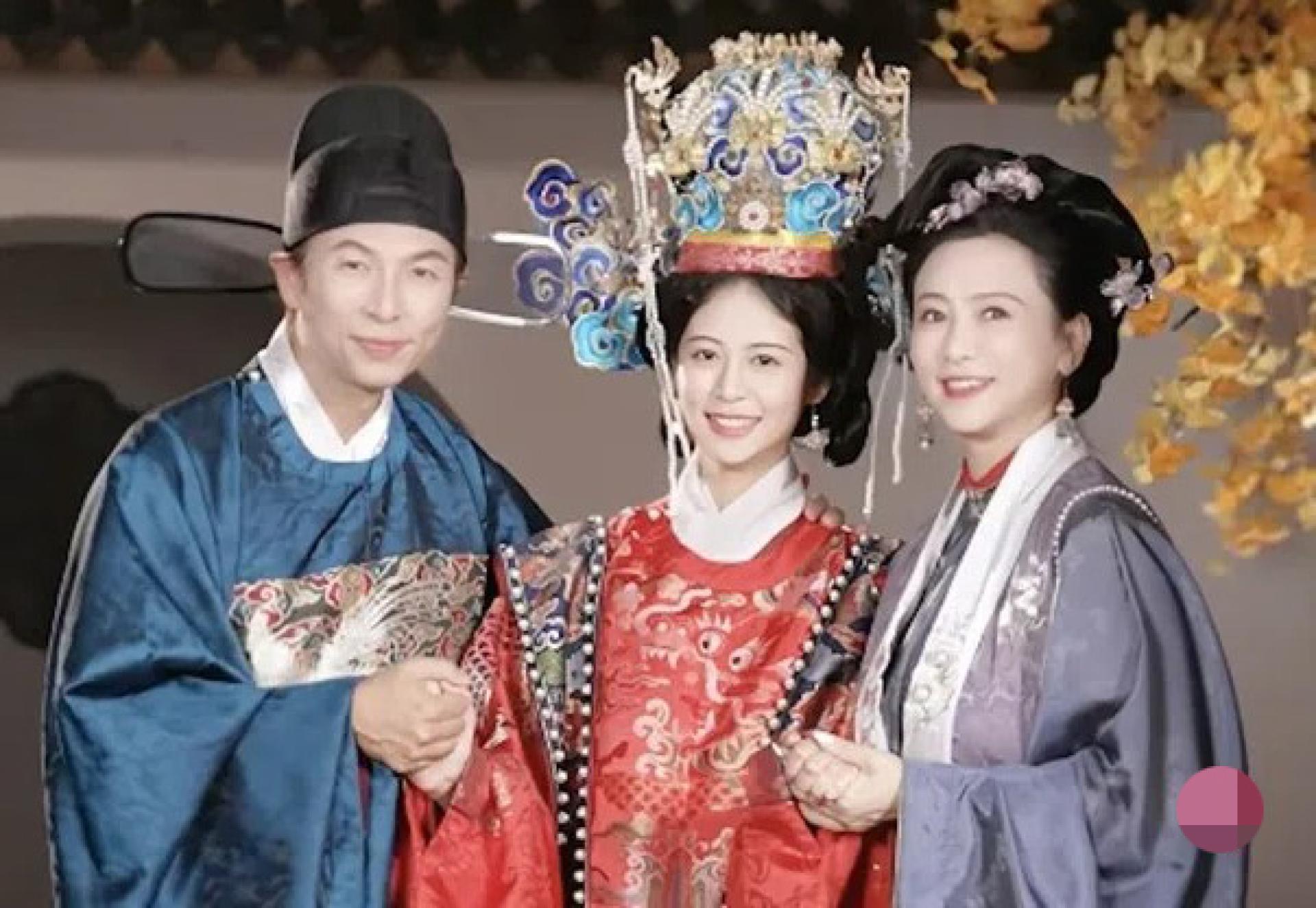 翁虹（右起）与女儿刘莳、老公刘冠廷穿上古服，行古代的“及笄礼”。