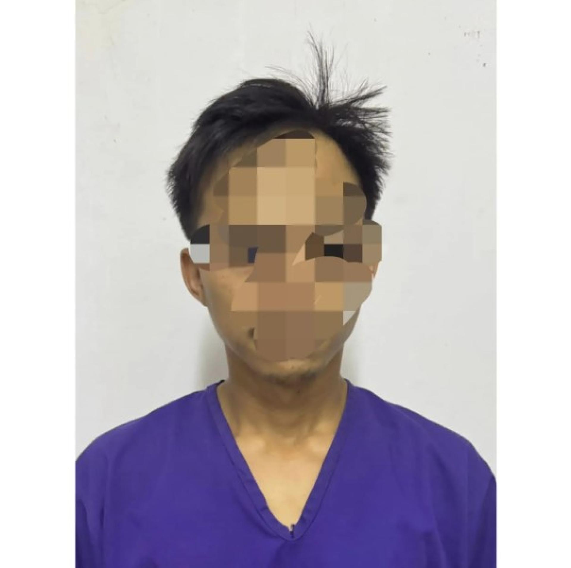 嫌犯被继续扣留，以协助警方调查。