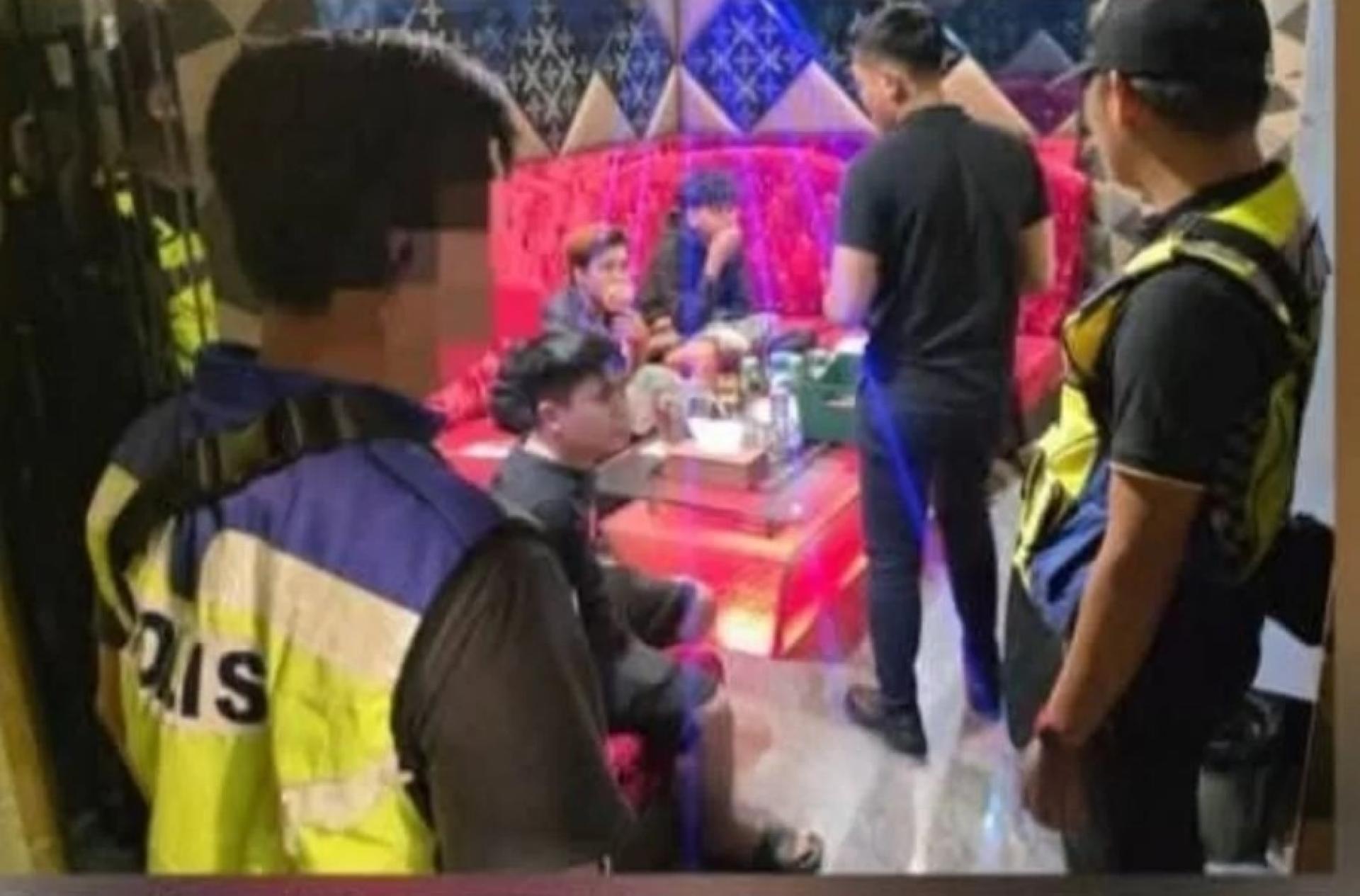 警方人员深夜进入娱乐场所进行检查。