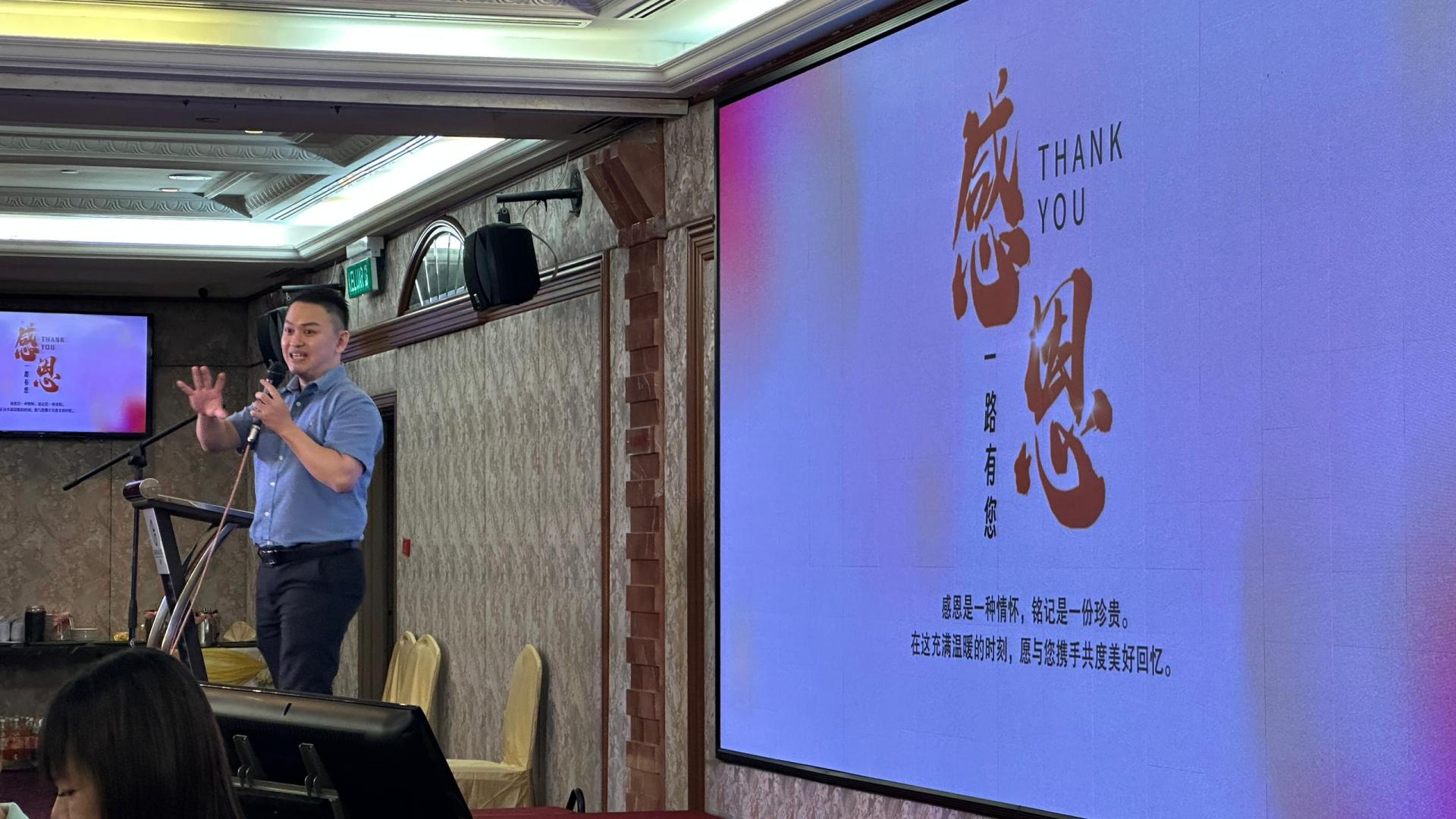 陈庆忠在感恩晚宴会上致辞时摄。