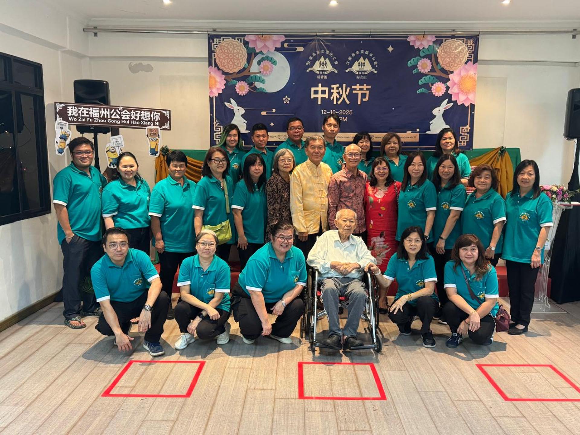 马来奕福州公会榕青团与妇女组合影