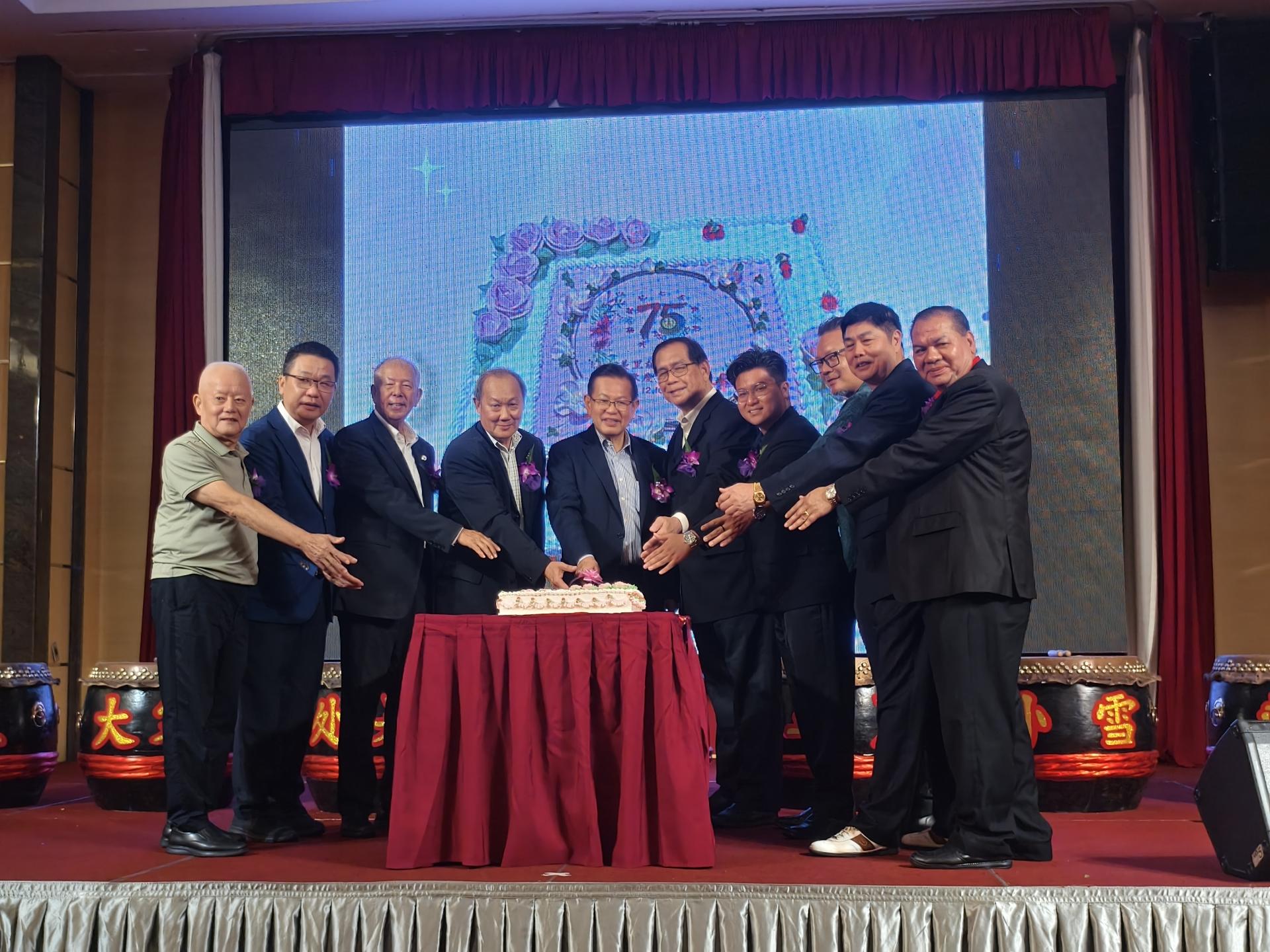 贵宾及嘉宾一同为美里龙川同乡会75周年庆晚宴切蛋糕。