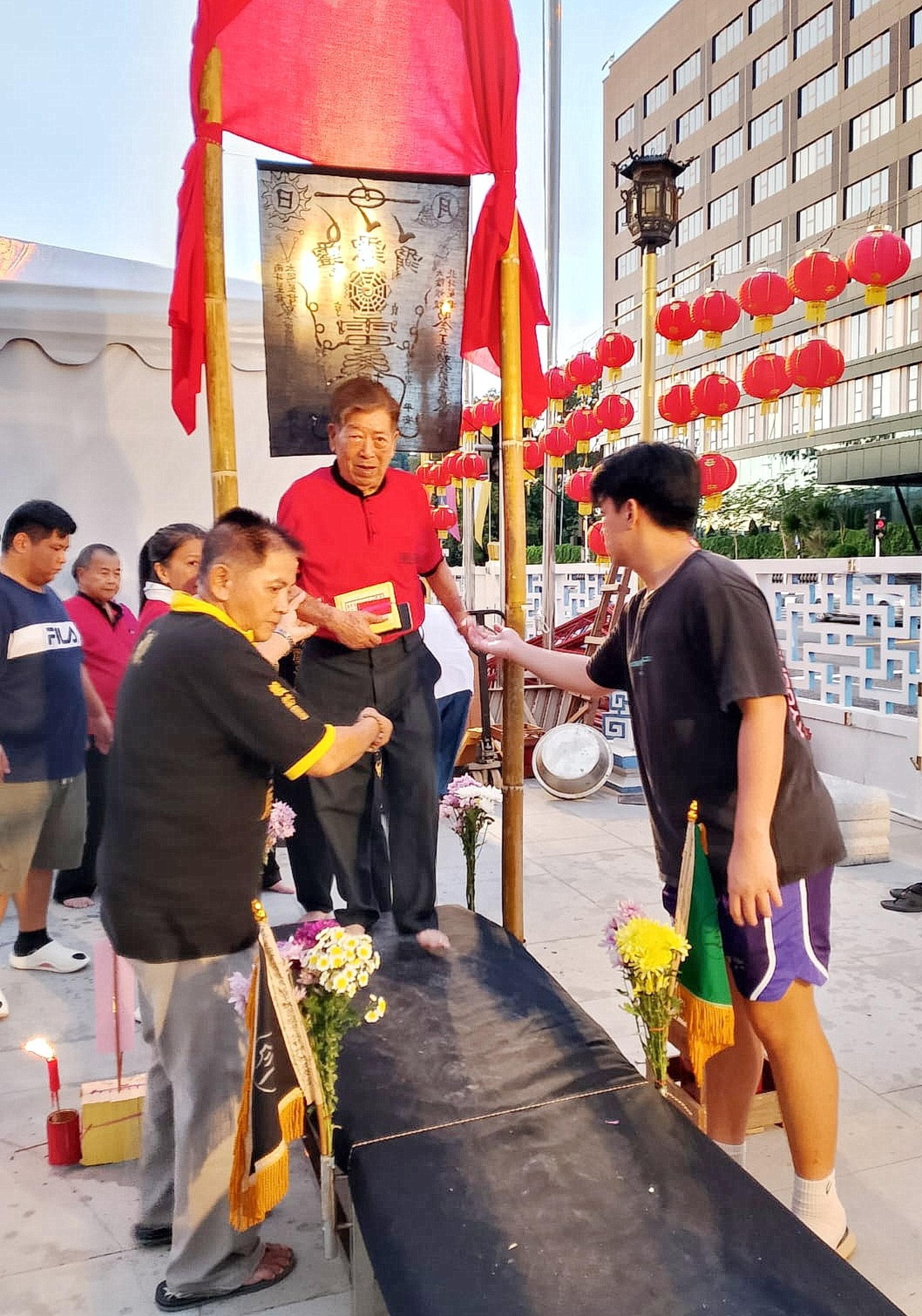 腾云殿董事长李永贞参加过平安布桥仪式。