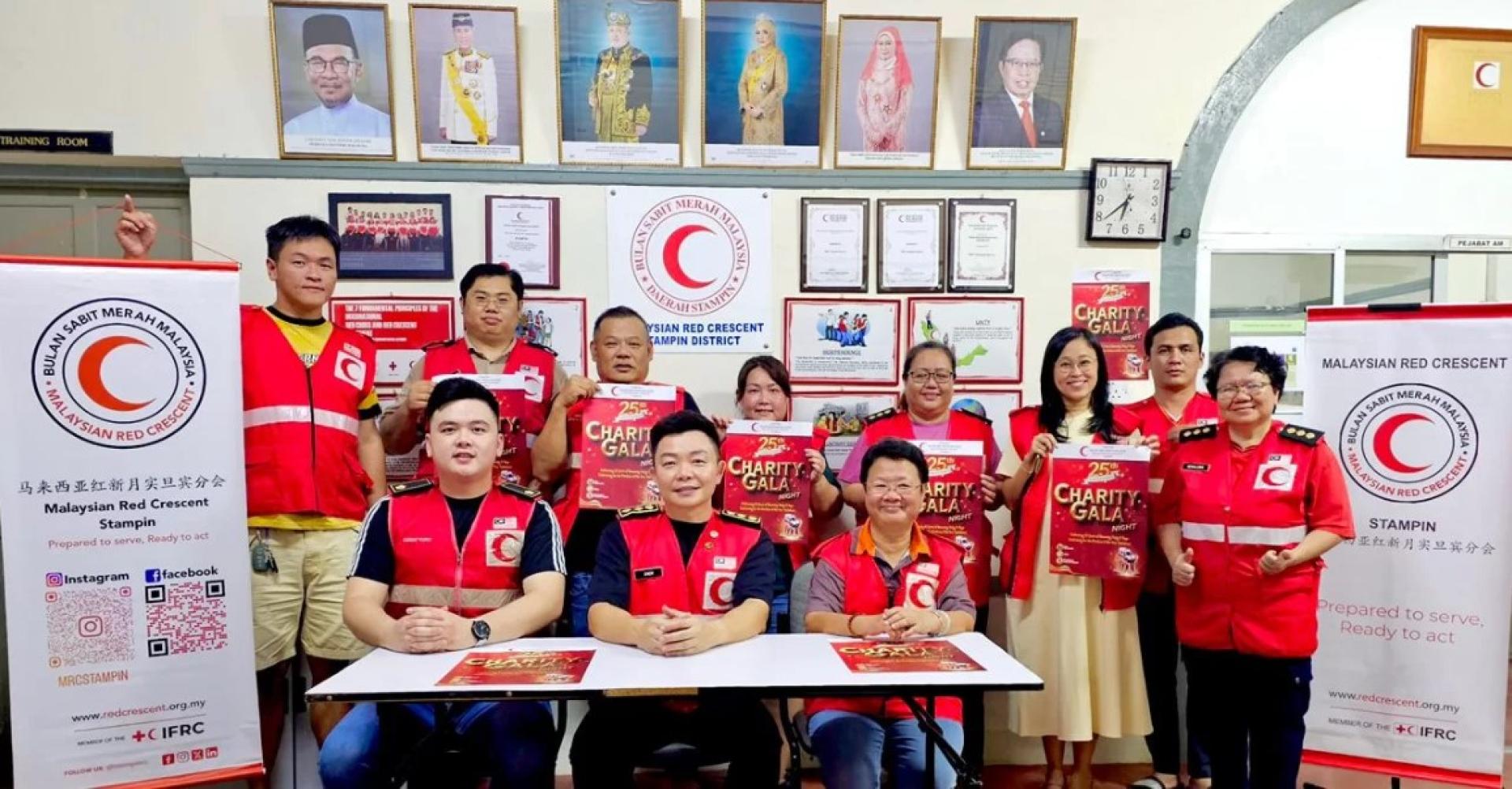 红新月会实旦宾支会主席Chew Kim Soon（中坐）、副主席Kenny Kueh（左坐）、署理主席Tan Mui Ping（右坐）与理事成员合影，欢迎各界共襄盛举，共庆意义非凡的周年盛会。