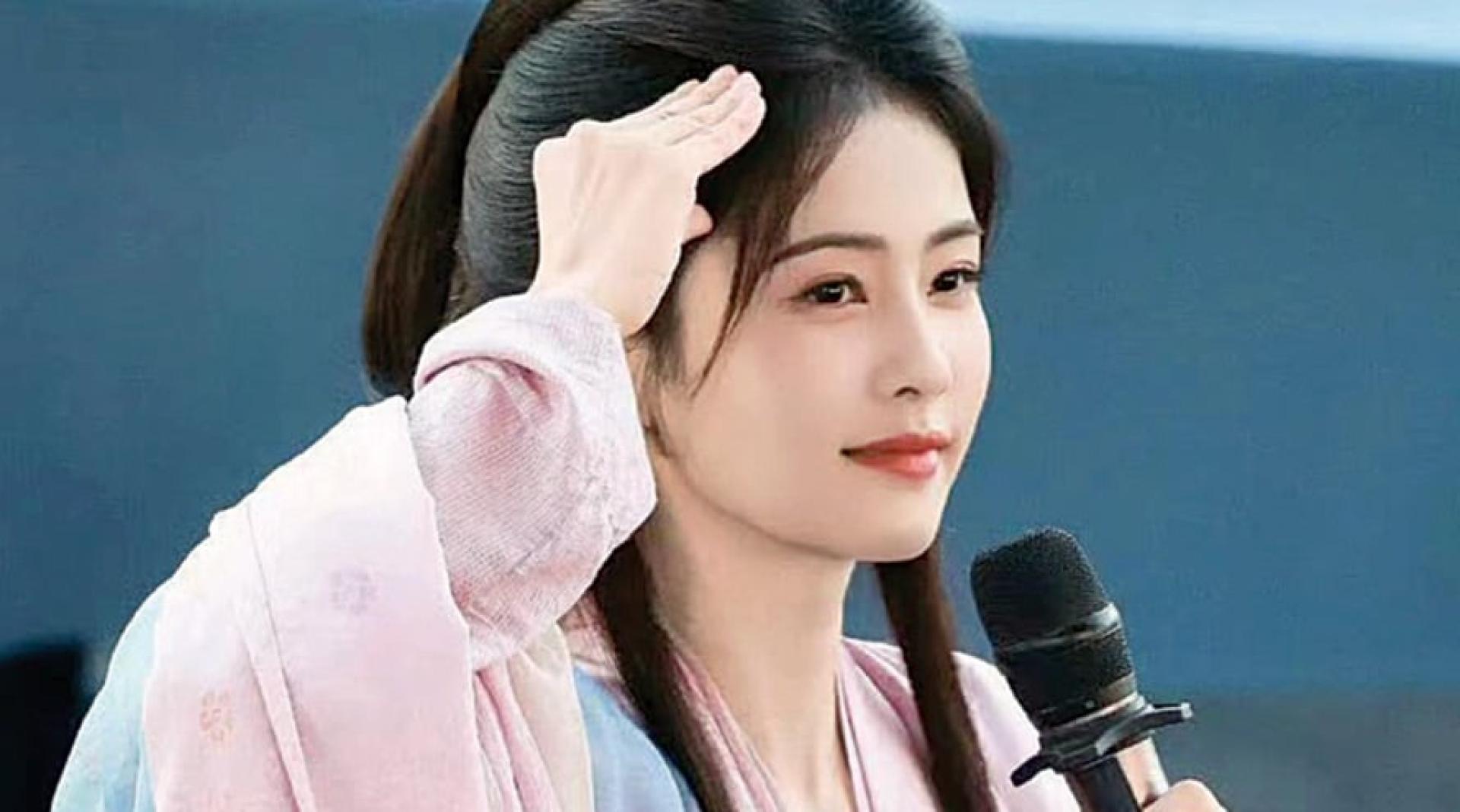 白鹿大方坦白说自己牙齿贴片碎了，直率又可爱。