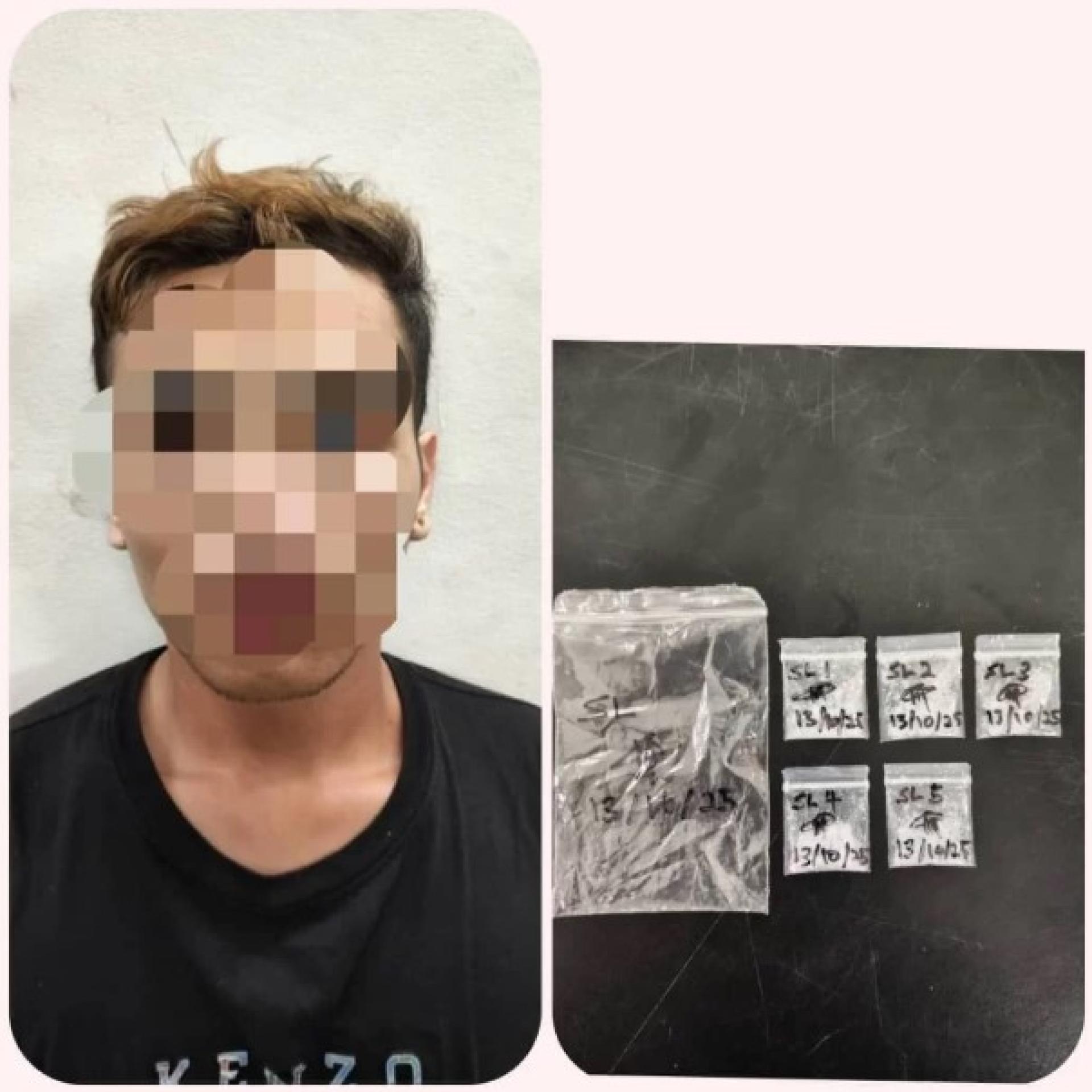 警方起获的五包疑似冰毒及被捕嫌犯。