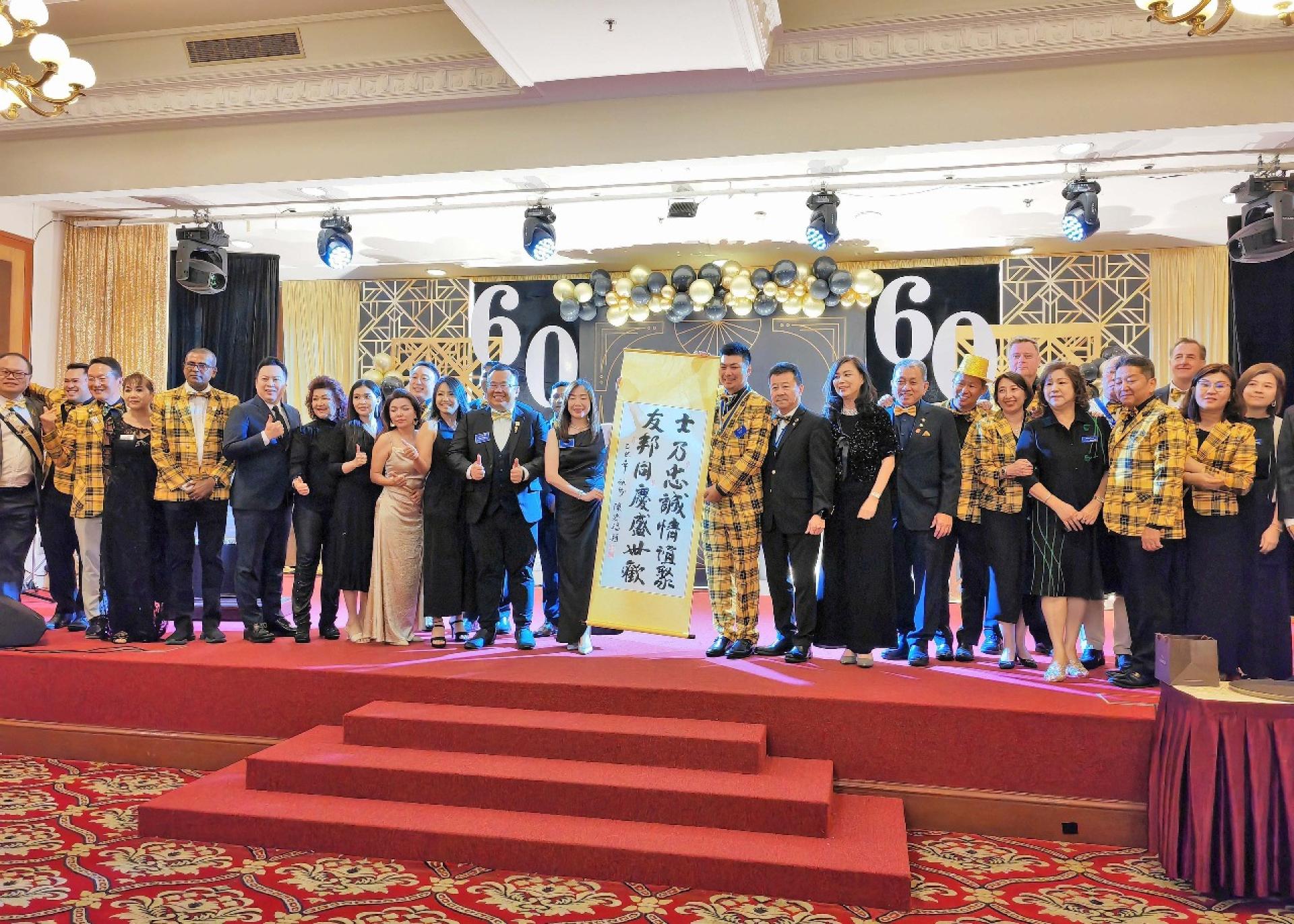 国际扶轮3310区总监沙胡哈密医生与汶莱斯市扶轮社合影