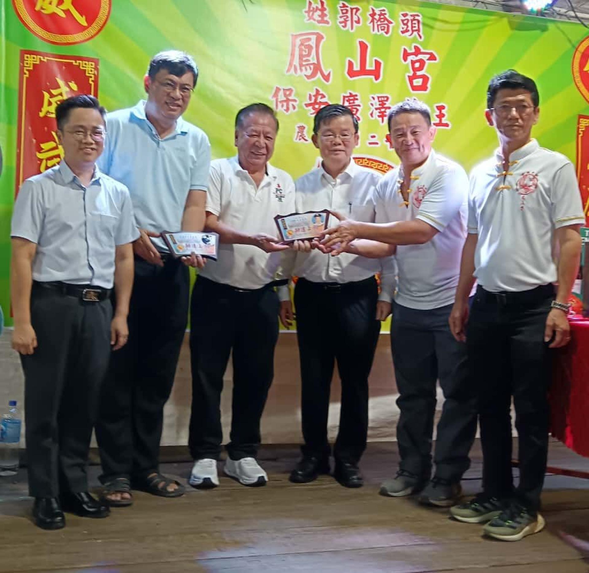 赠送纪念品给受封人士。（左起）王宇航、杨建发、林峇、曹观友、林志强、郭福强。