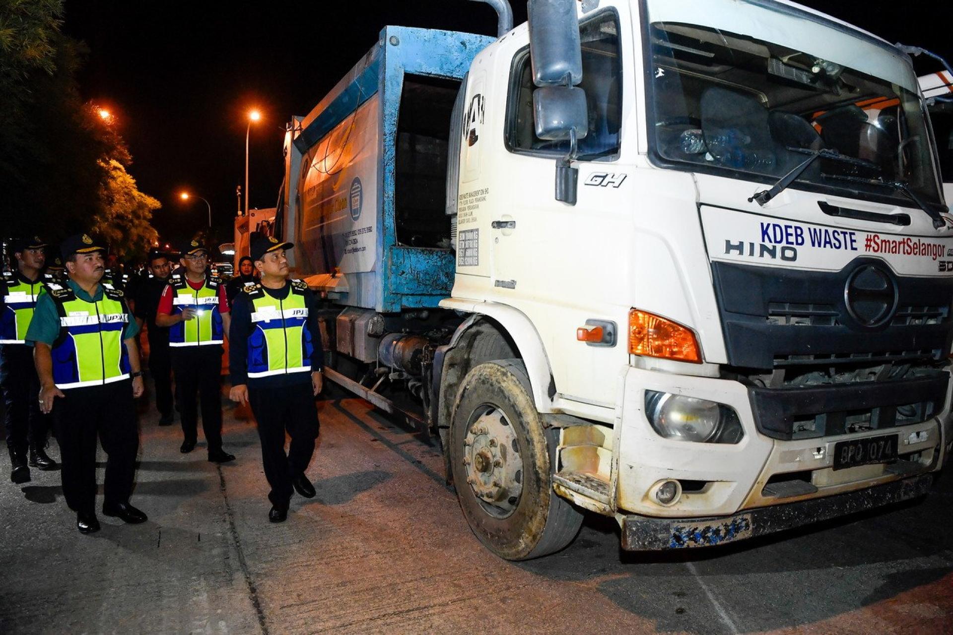 艾迪法德里在瓜拉冷岳直落彭里玛加弄的巴生－万津路上进行的特别行动中，检查一辆被拦下的罗里。