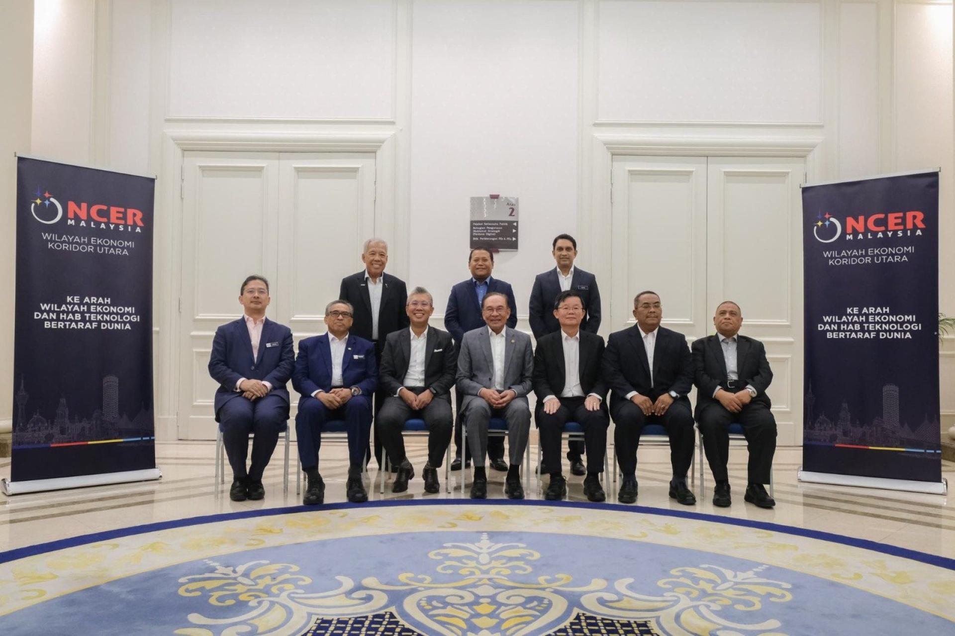 槟首长曹观友（坐排右3）周三出席在布城由首相安华（坐排中）主持的北马经济走廊会议，并与沙拉尼（坐排右1）、沙努西（坐排右2）和东姑扎夫鲁（坐排左2）等大臣及部长，还有官员们大合照。