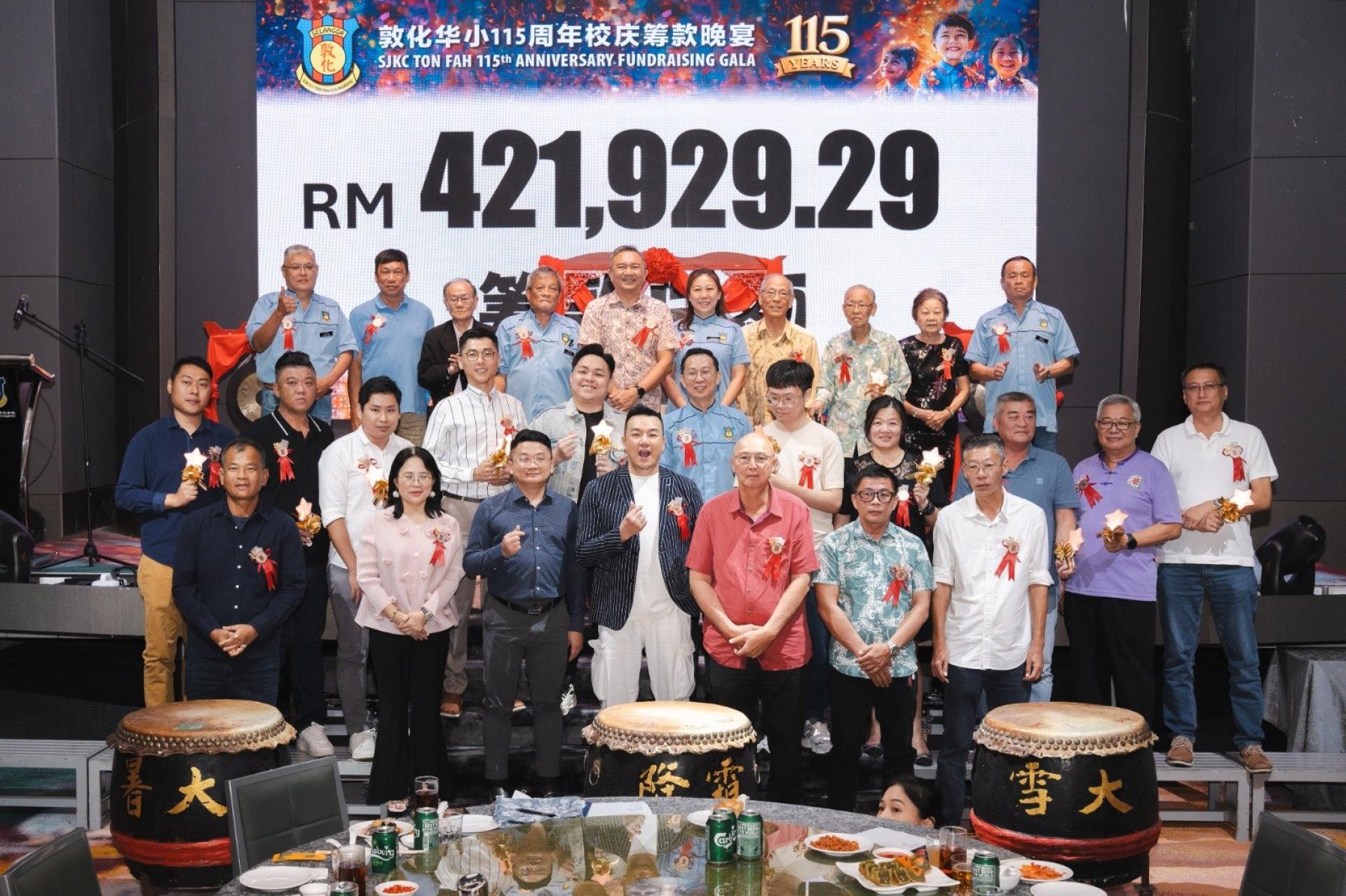 雪州政府拨款5万令吉予敦化华小，让该校的筹款突破30万令吉，达41万1929令吉。后排左3起邓诗汉、黄时民、黄思汉、叶玉珍及蔡庆文。