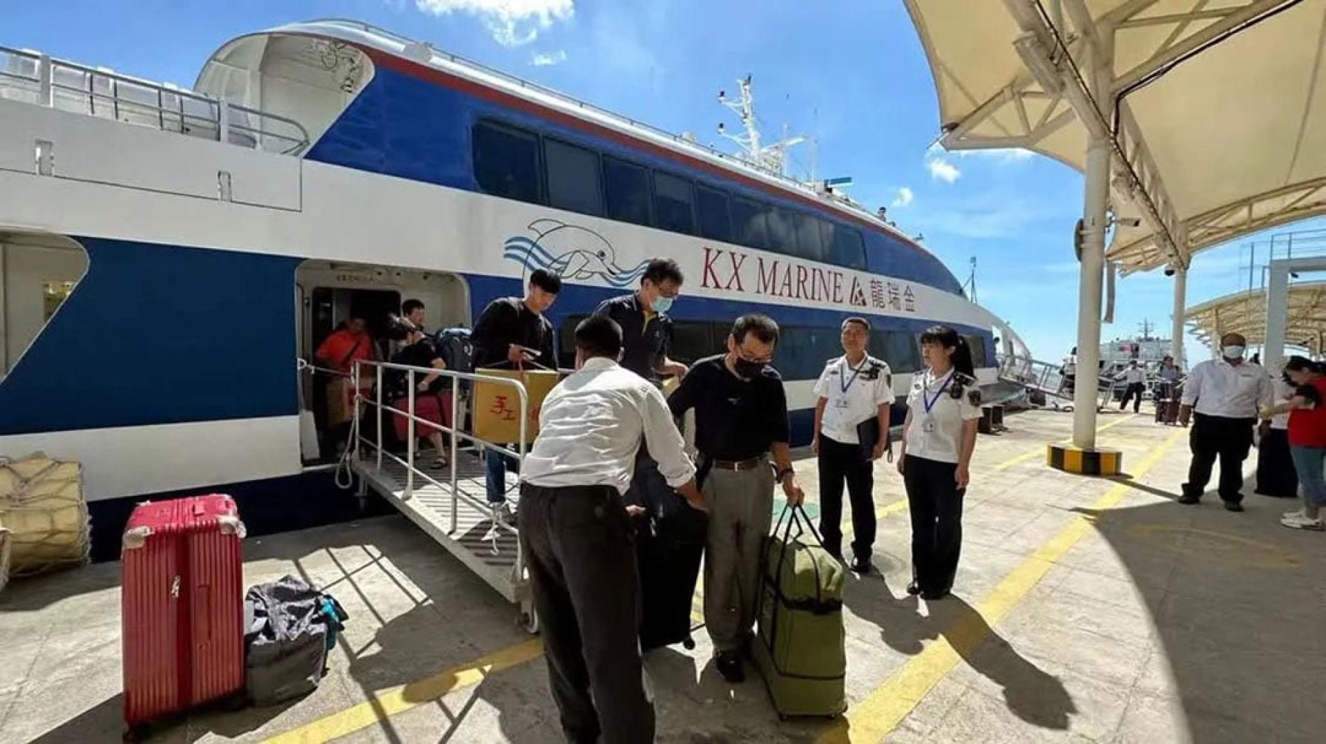 台湾旅客抵达厦门五通客运码头。（新华社档案照)
