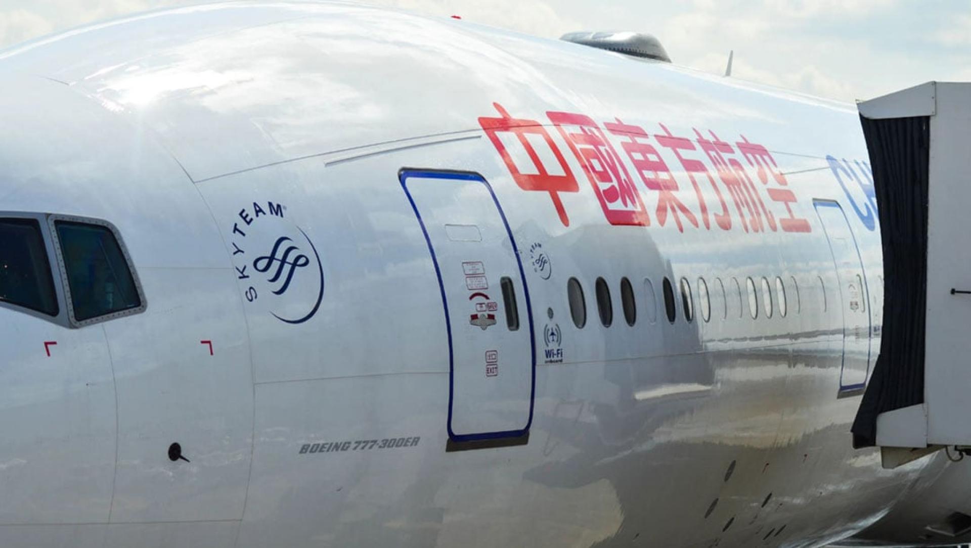 中国东方航空一架客机降落在芝加哥国际机场。（档案照）