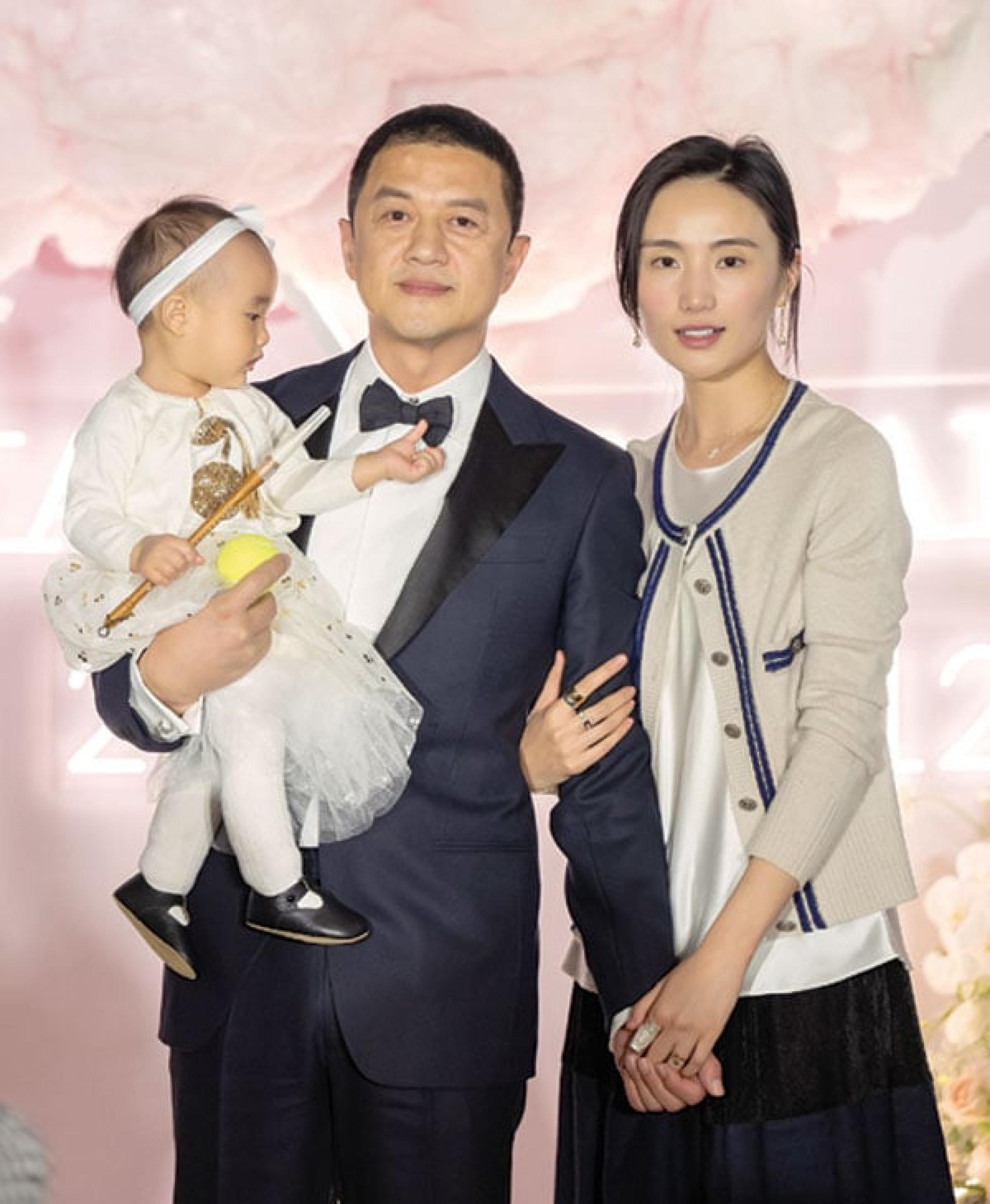 李亚鹏与海哈金喜育有一女。