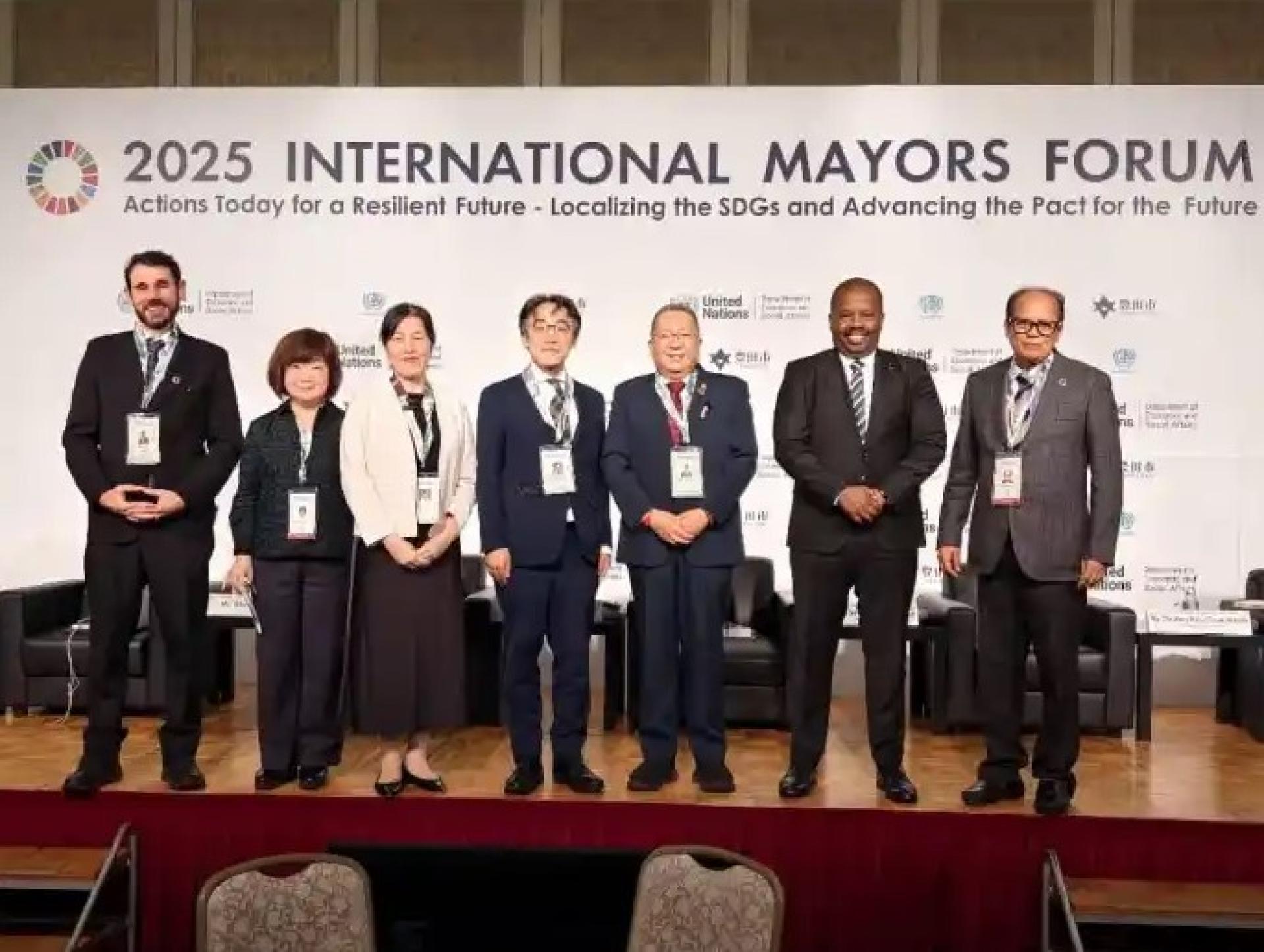 黄鸿圣（右3）与与会代表出席于10月14日至16日在日本举行的2025年国际市长论坛。