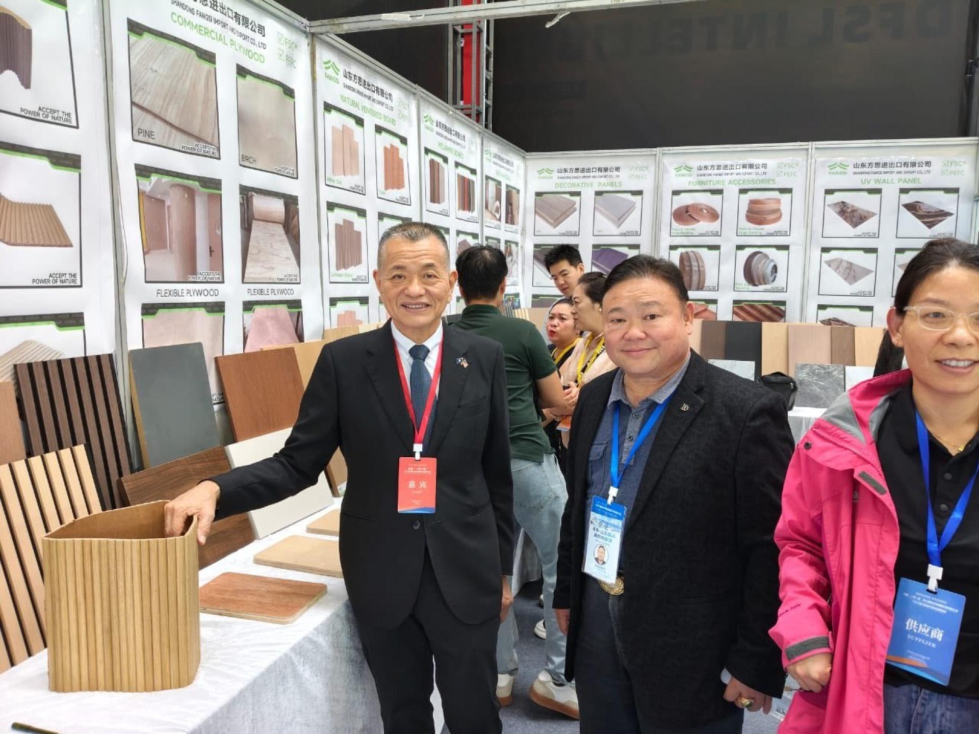 拿督陈德钦和拿督余富华对第三届临沂商城国际采购商大会上的展出展品，给予高度评价。
