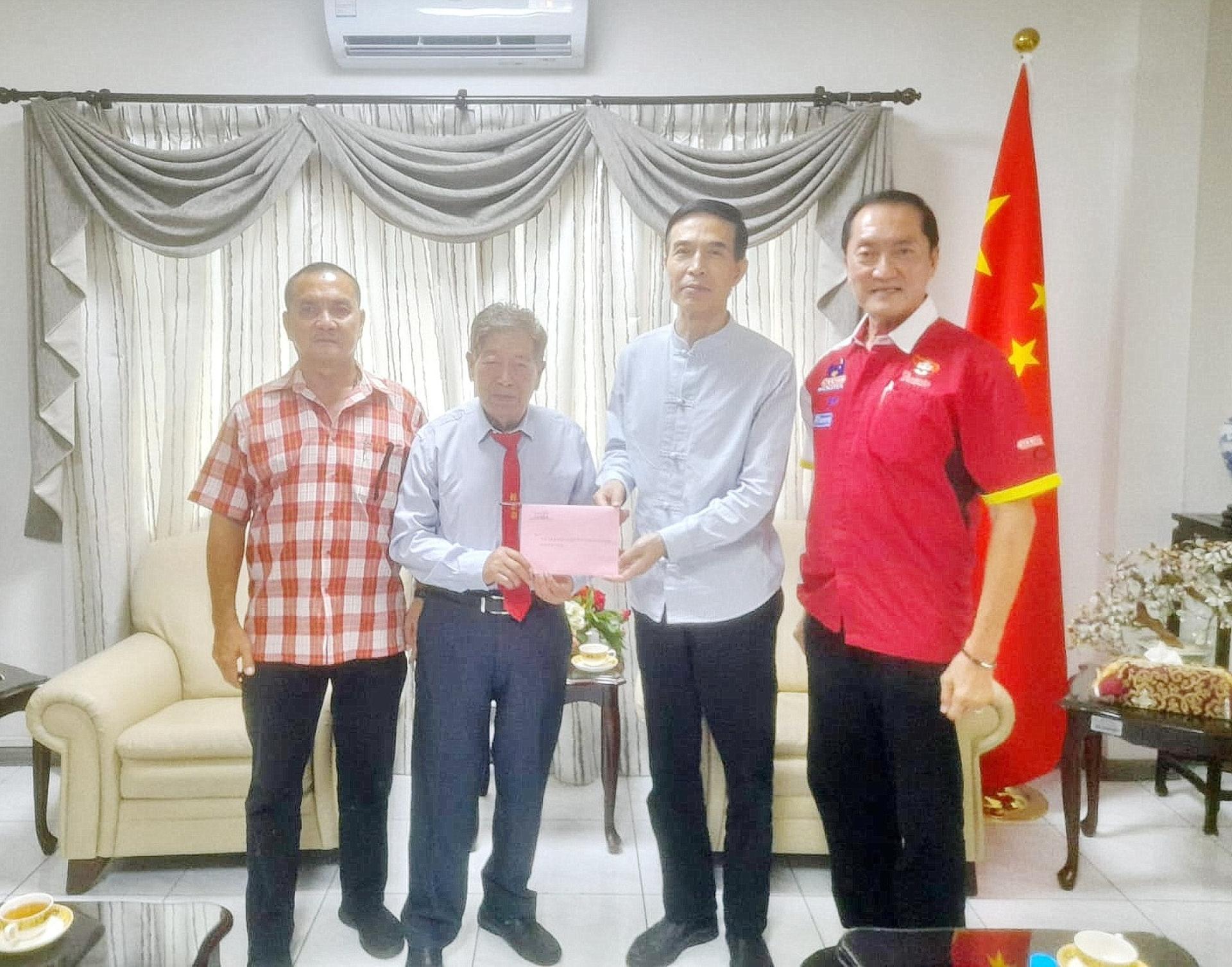 汶莱腾云殿董事长李永贞（左二）移交邀请函予中国驻汶莱大使肖建国时合影。左为该殿署理董事长程永明，右为该殿副董事长程永年。