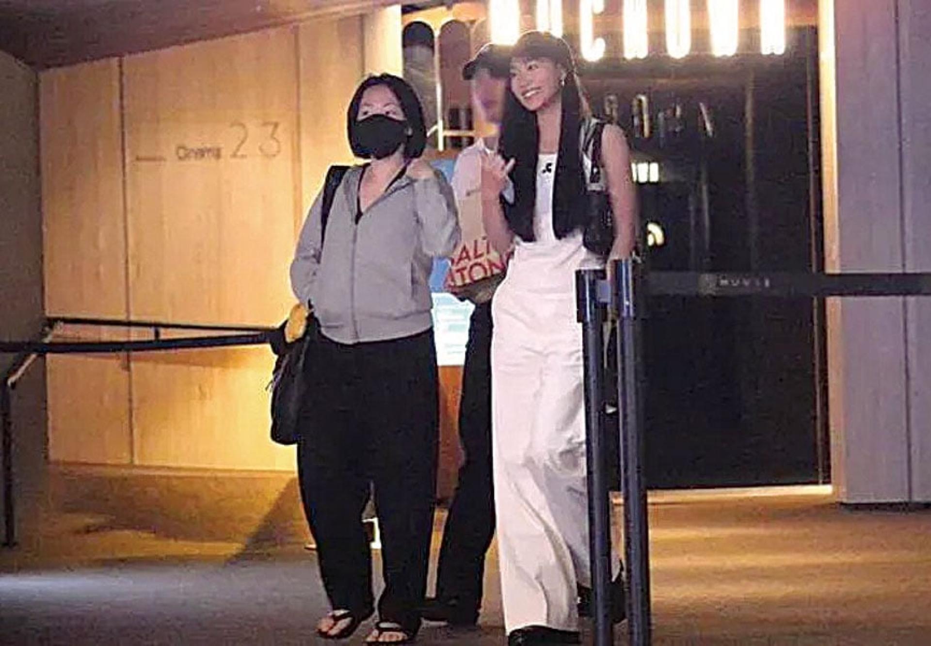 周刊直击小S与二女儿Lily去信义区的影城看电影。