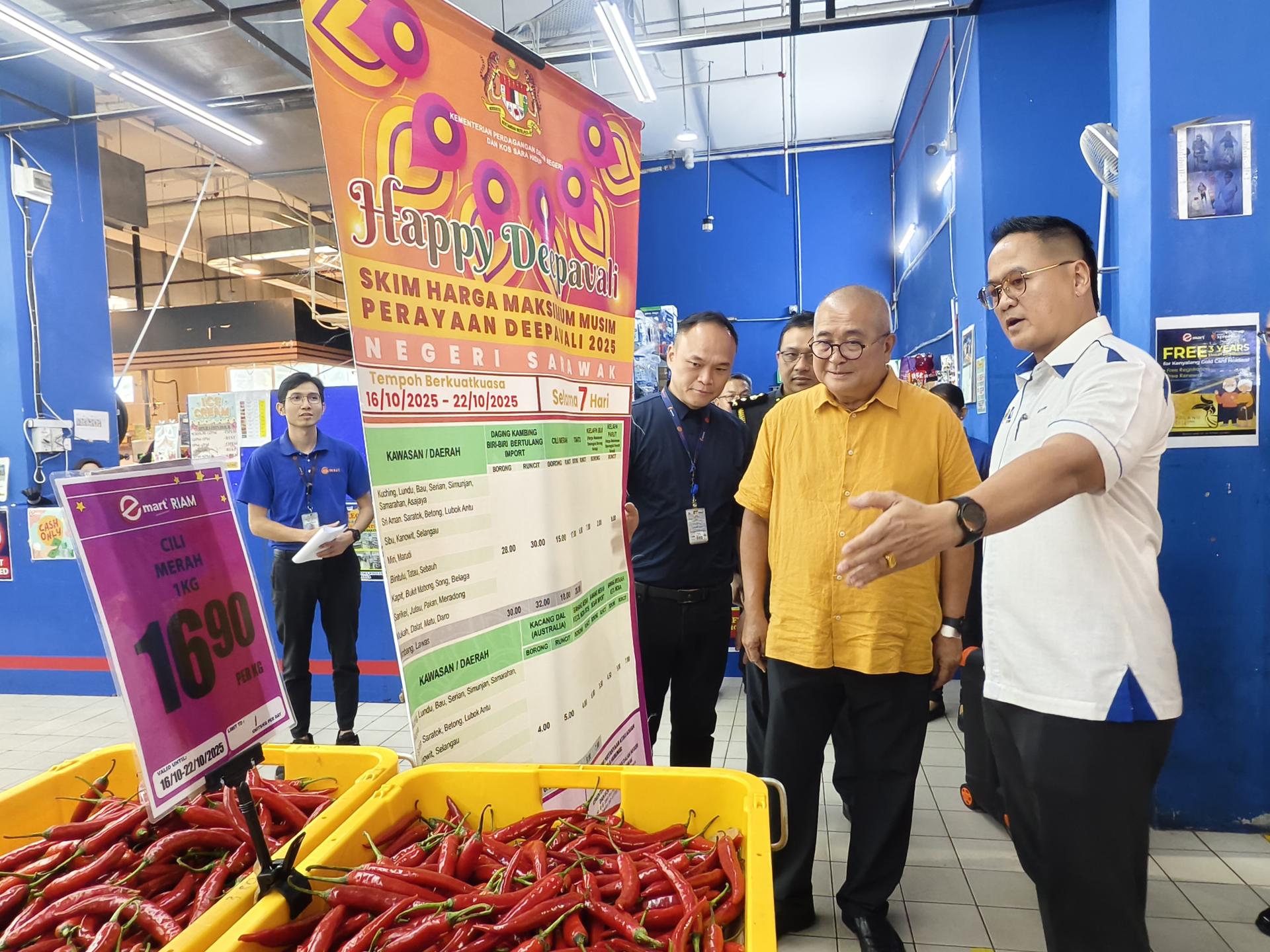 右起为砂内贸局局长马修、埔奕区州议员俞小珊，以及Emart北砂区总经理林天平于Emart廉律展开“2025年屠妖节节日最高限价计划”巡察行动。