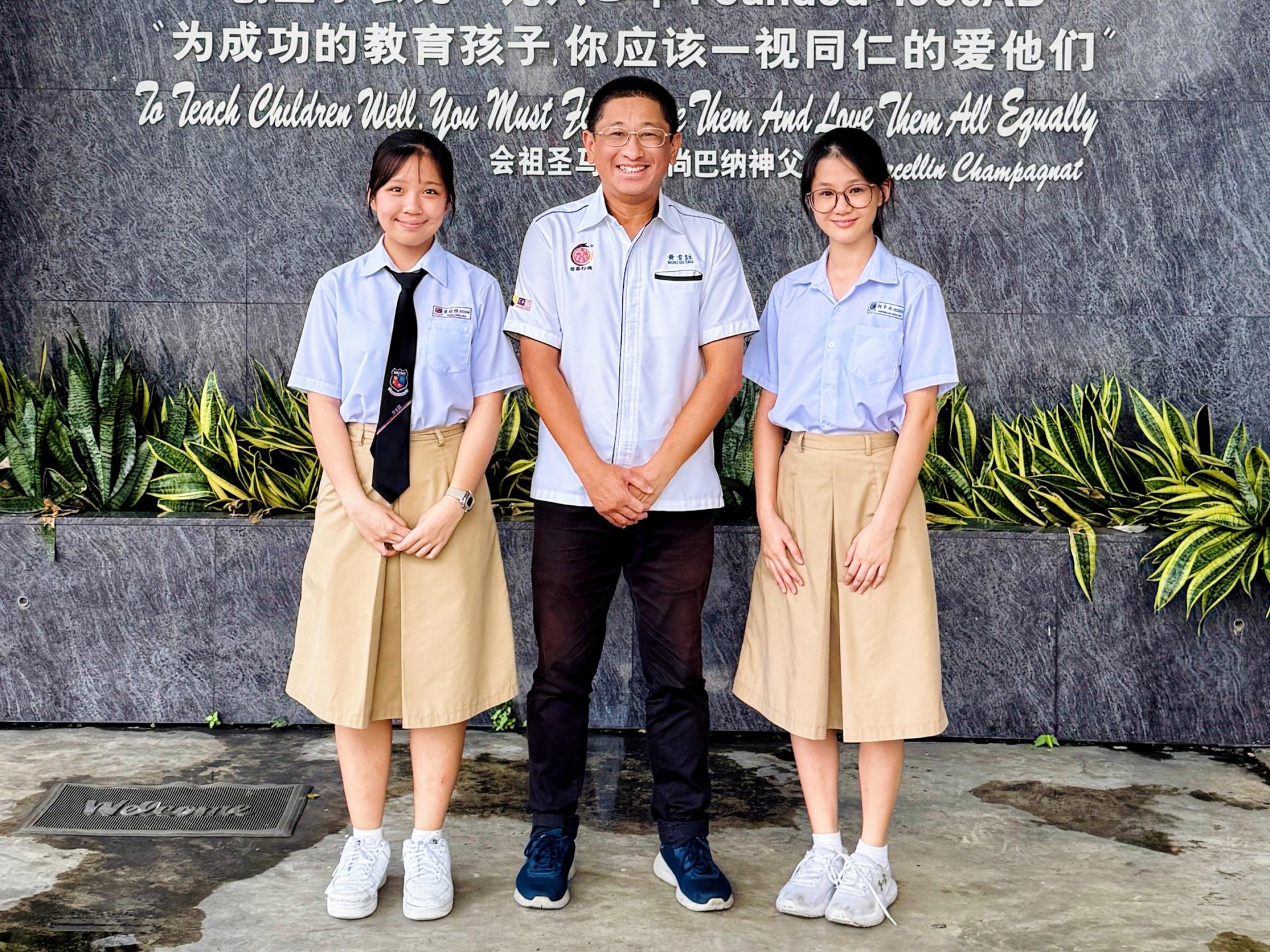 总会长黄首詠与“小马可·波罗”福建文旅推介官候选人合影，左为诗巫公教中学黄歆雅 和柯芊卉（右）。