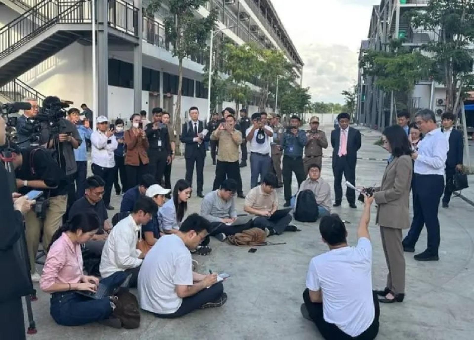 韩国外交部第二副部长金珍我16日在茶胶省，视察先前已遭柬国政府扫荡的电诈园区。（图：柬中时报）