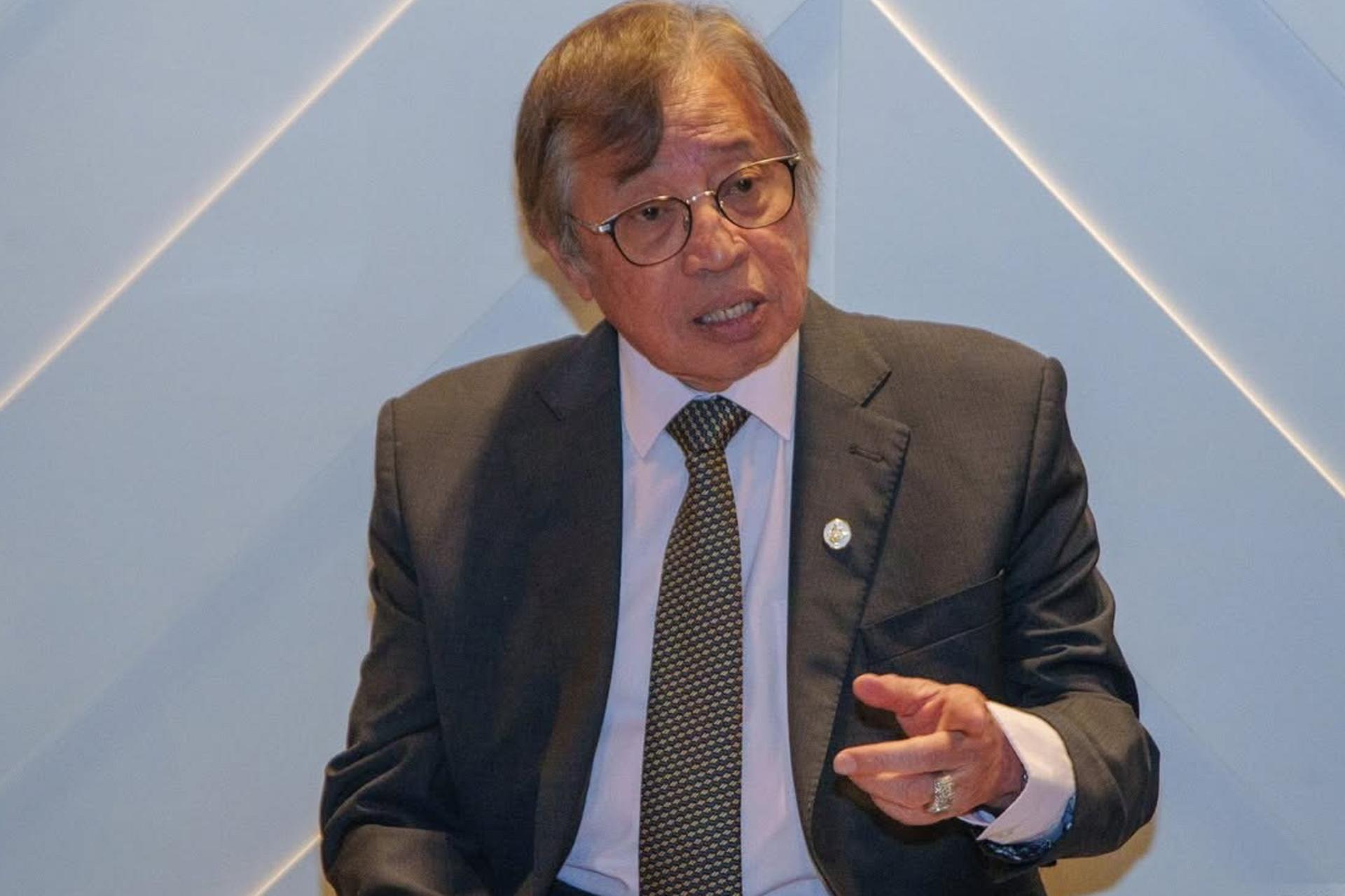 砂总理阿邦佐哈里在发布会上发言。