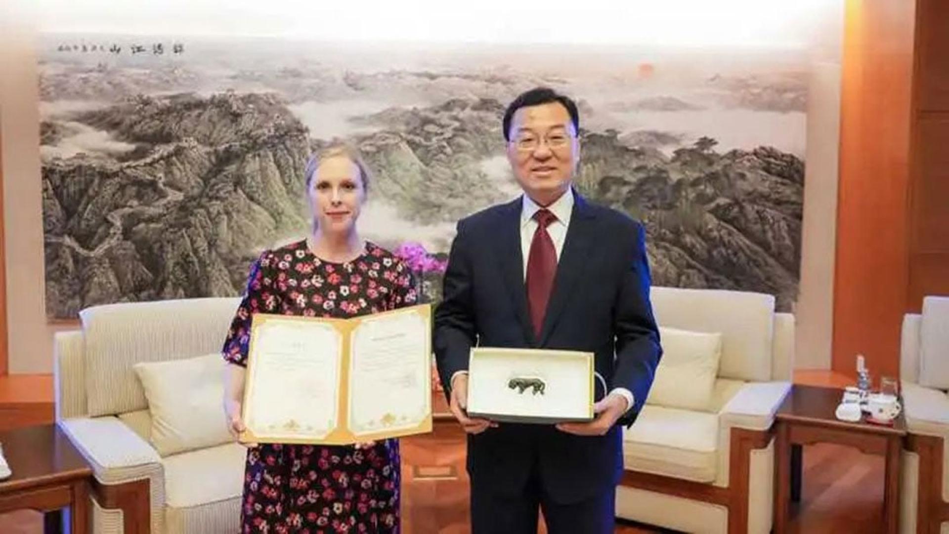 美国莫里斯艺术法律事务所创始人莫里斯（左）代表客户向中国驻美大使谢锋（右）返还一件虎形牌饰。